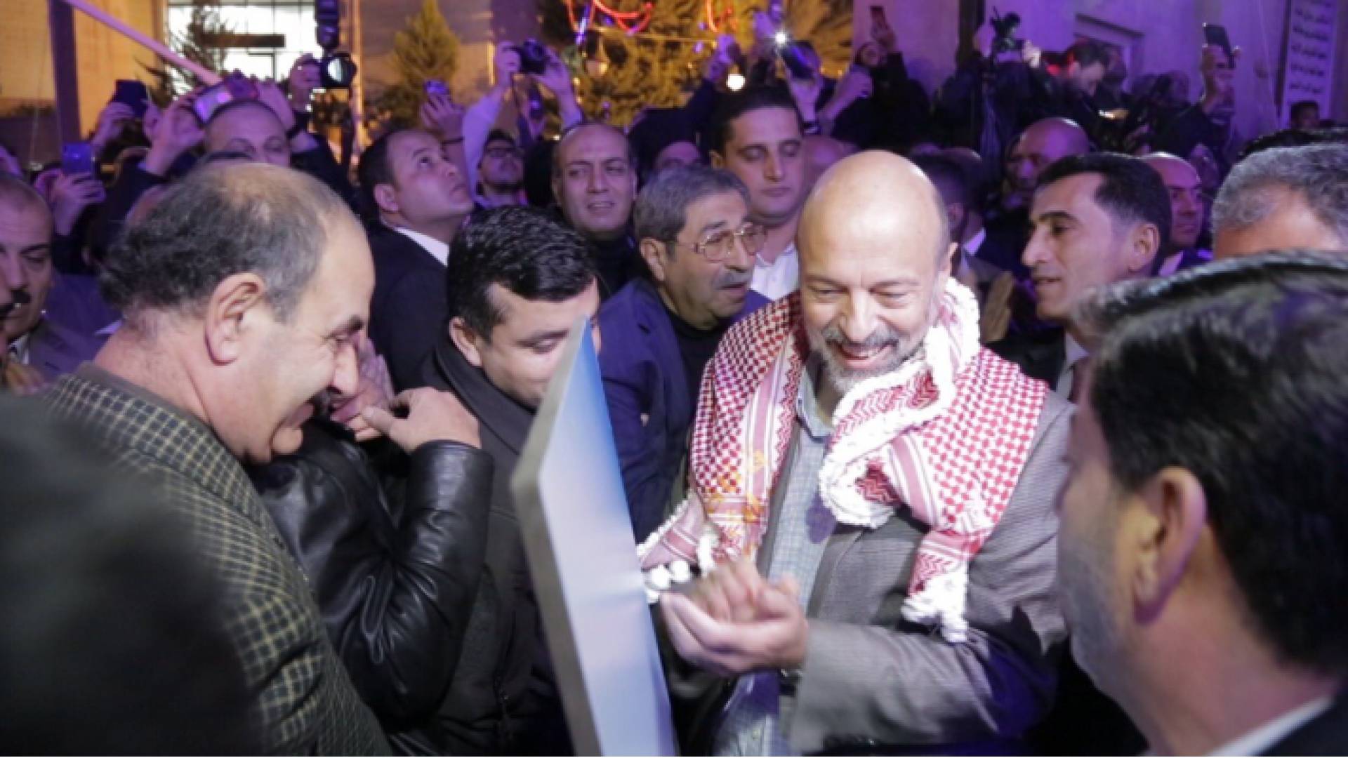 الرزاز يرعى إضاءة شجرة عيد الميلاد في السلط