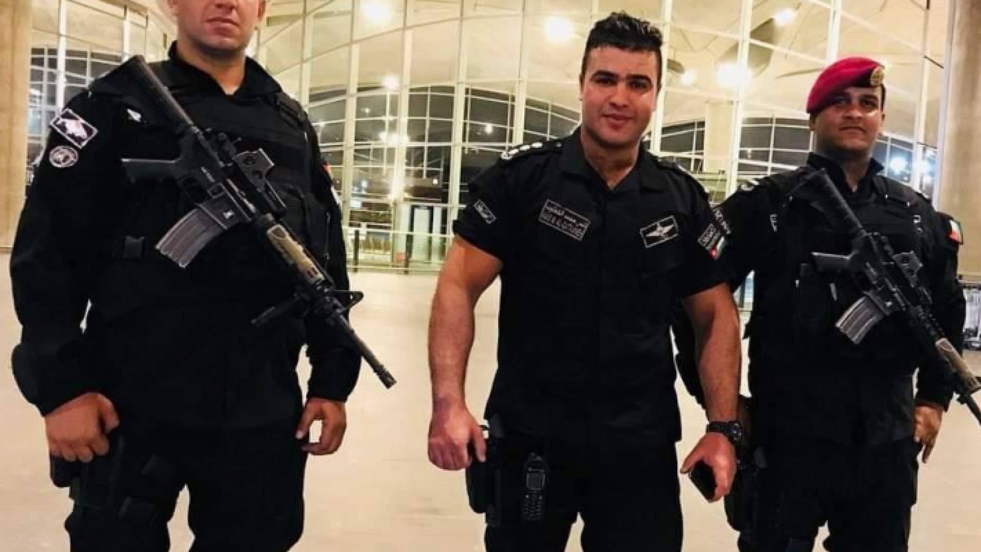 الضابط الأردني أنس القطاونة يظهر في وسط الصورة