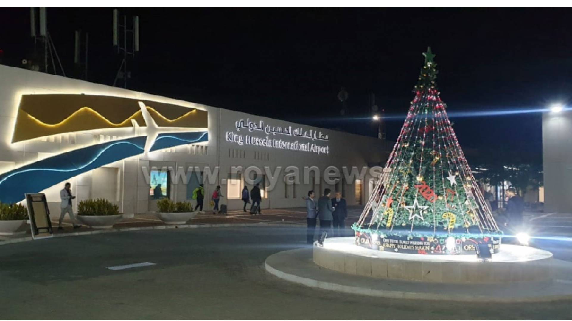 اضاءة شجرة عيد الميلاد في مطار الملك الحسين الدولي بالعقبة