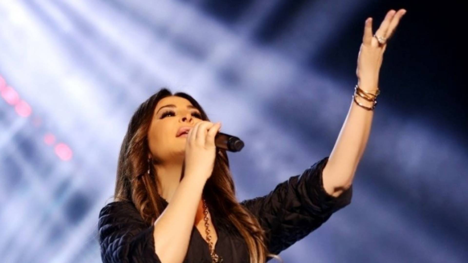 الفنانة إليسا