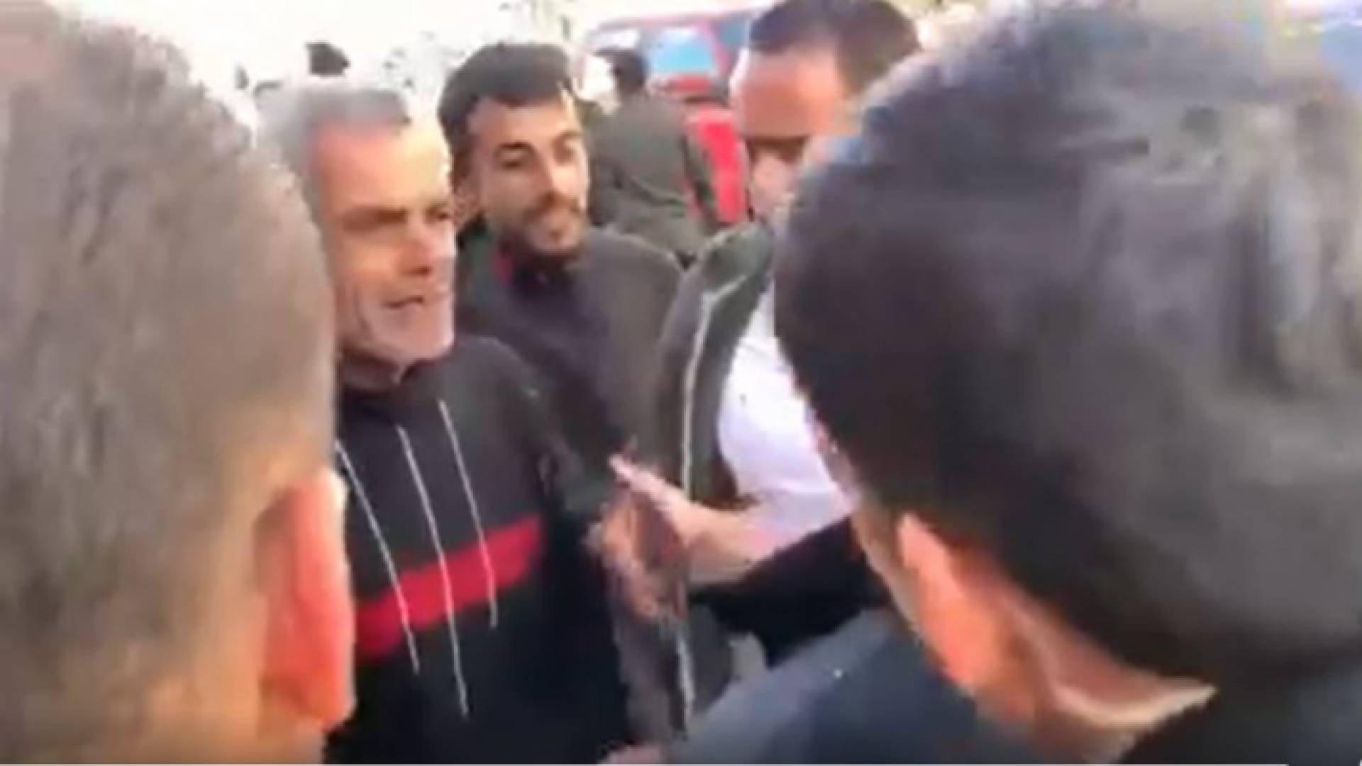 الملك يشتري من باعة خضار اثناء عودته من اربد