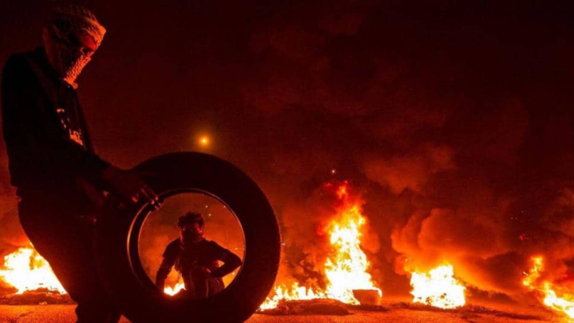 المتظاهرون يغلقون الشوارع بالإطارات المشتعلة