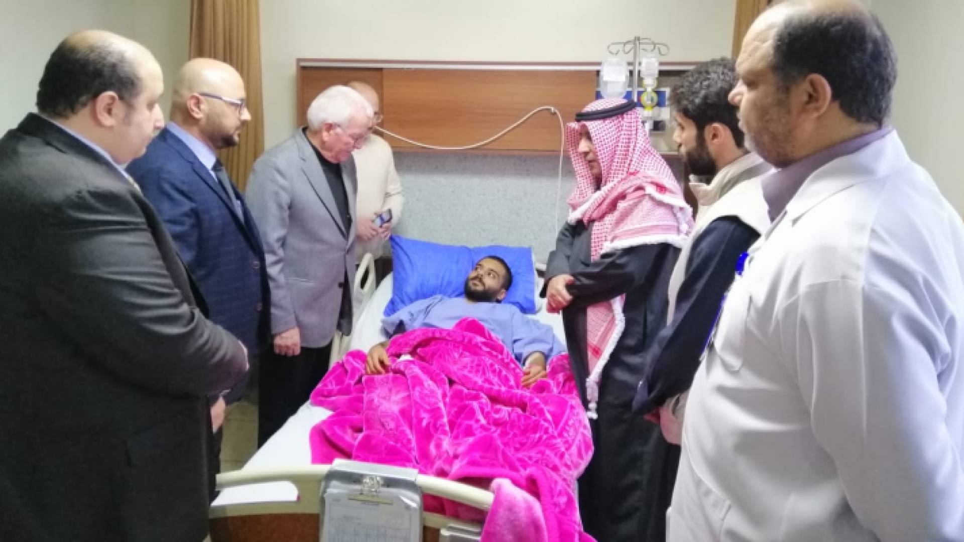 وزير التعليم العالي يعود طالبا كويتيا تعرض لحادث سير