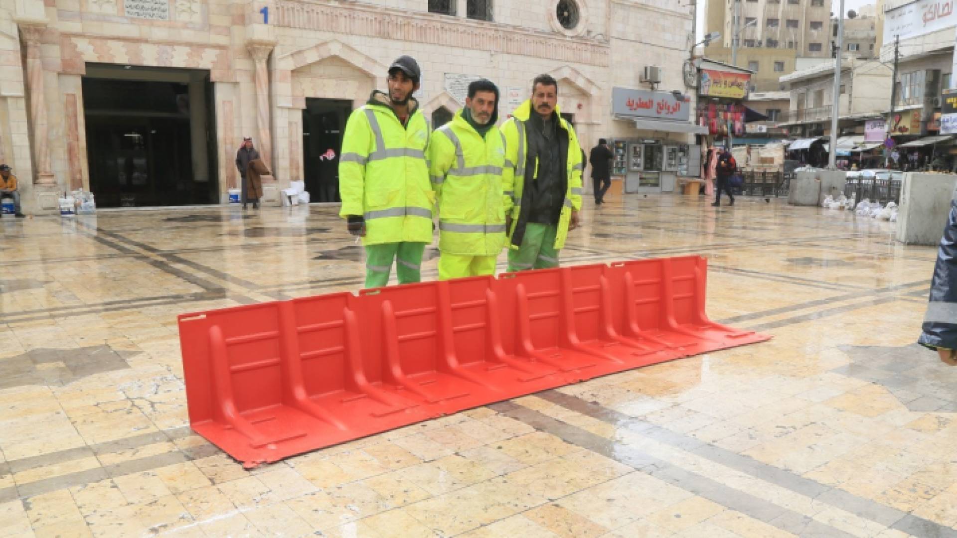 كوادر أمانة عمان تتعامل مع المنخفض الجوي