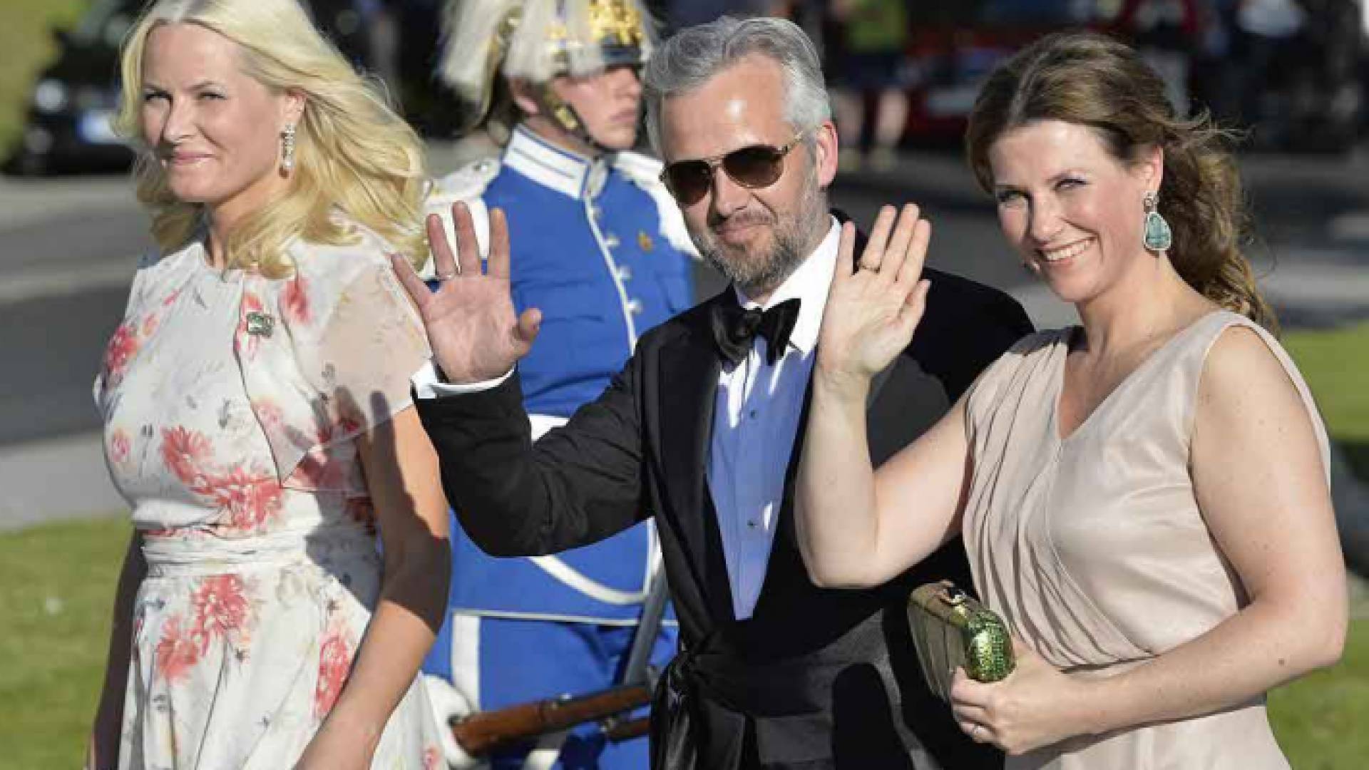 الأمير آري رفقة زوجته الأميرة مارتا لويس