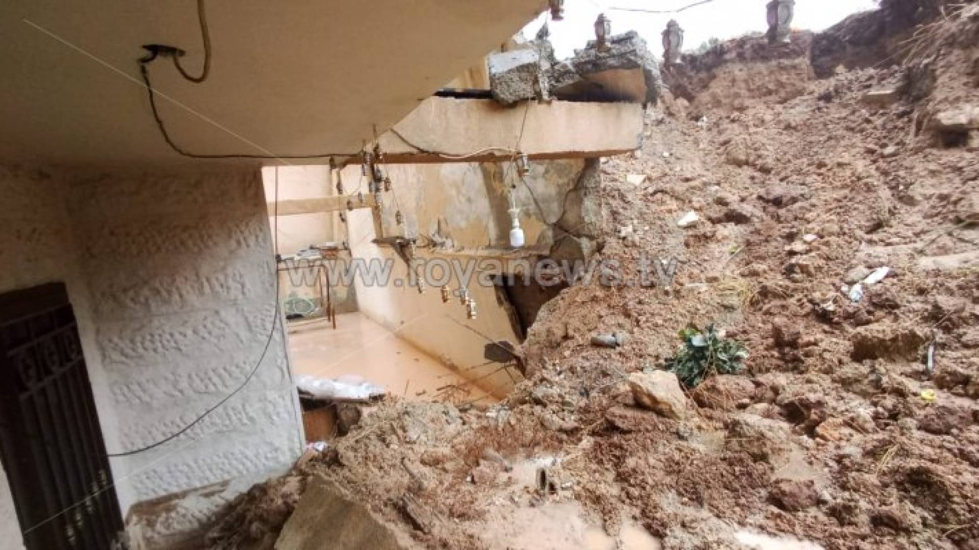 الصورة من انهيار جدار استنادي في عين الباشا