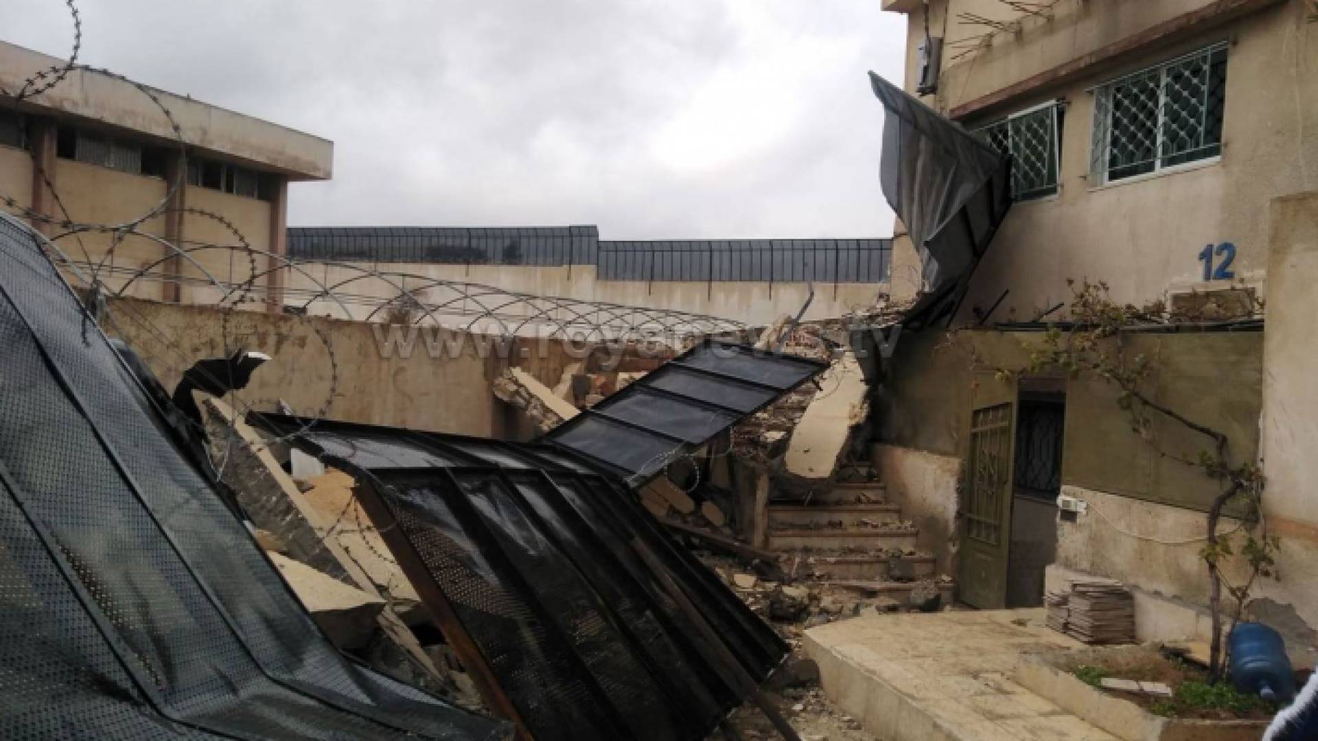 انهيار السور الخارجي لمركز إصلاح الرصيفة