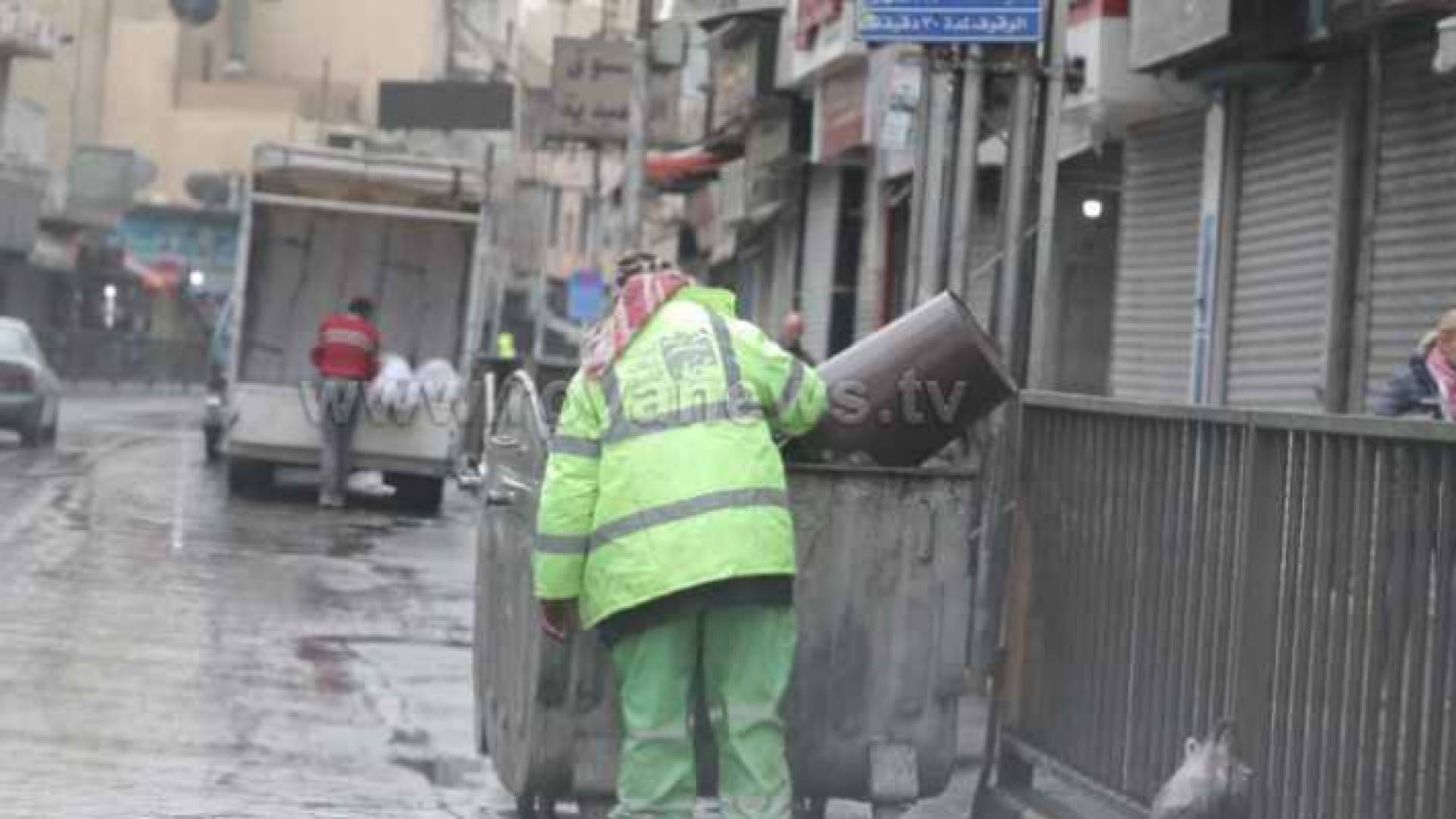 عمال وطن يؤدون واجبهم رغم الظروف الجوية الصعبة