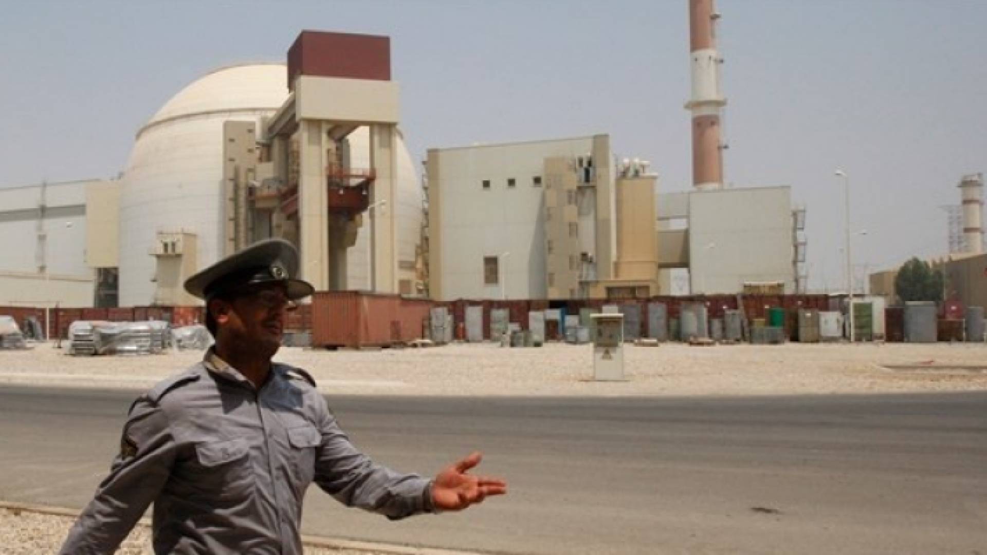 شرطي يمر بجانب منشأة بوشهر النووية - ارشيفية