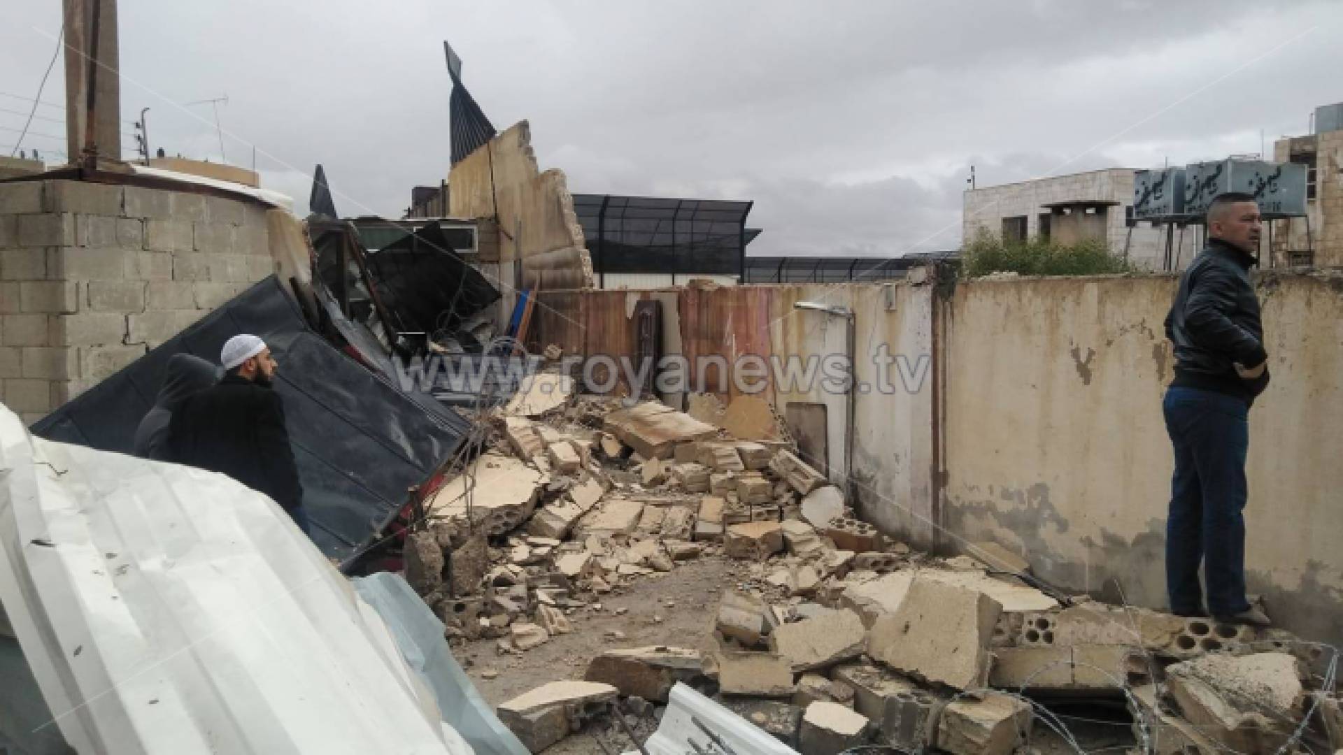 انهيار جدار استنادي بسبب الأمطار يلحق اضرارا بمركبات مواطنين في الرصيفة