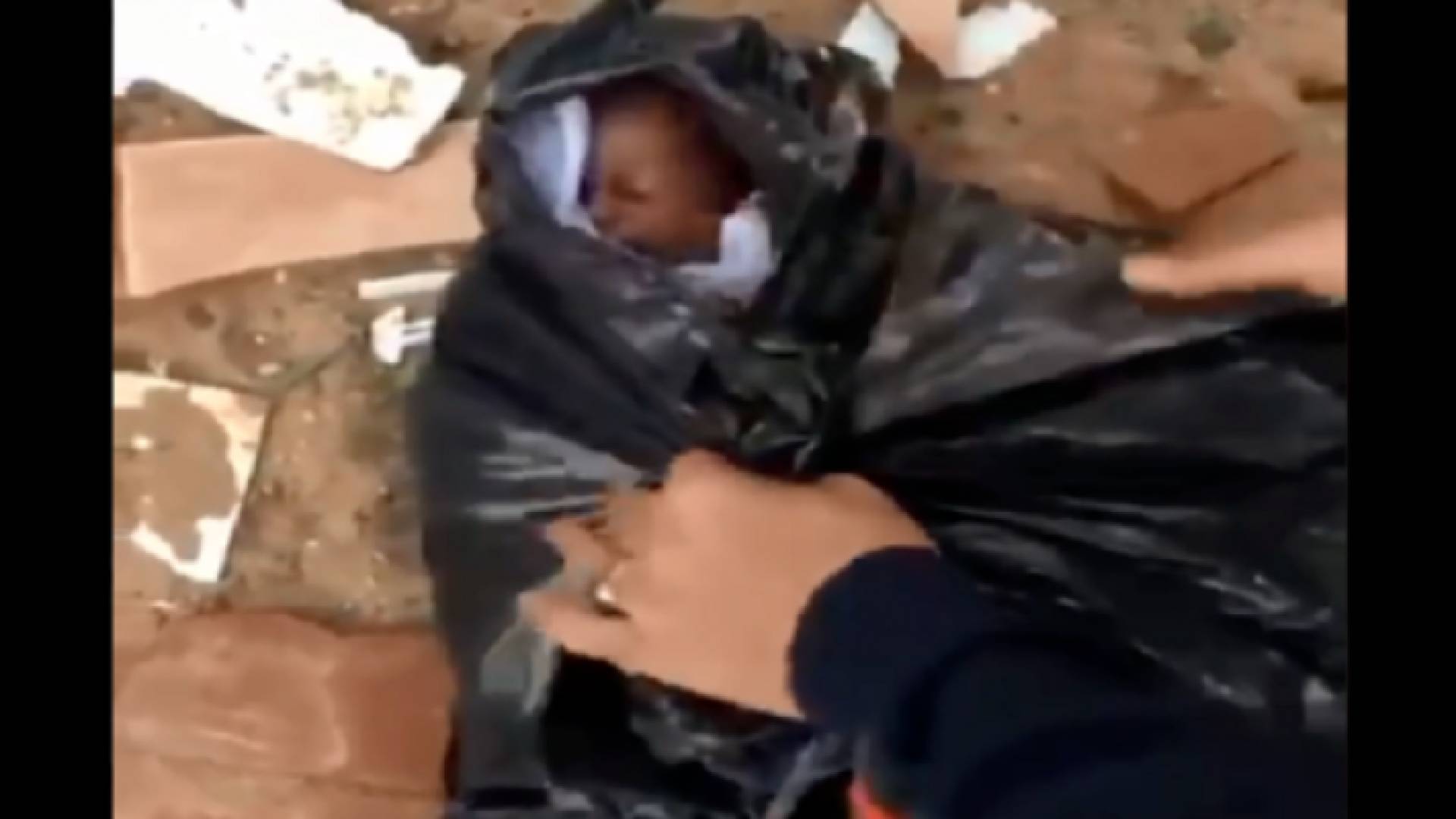 العثور على رضيع داخل كيس بلاستيكي في حاوية قمامة