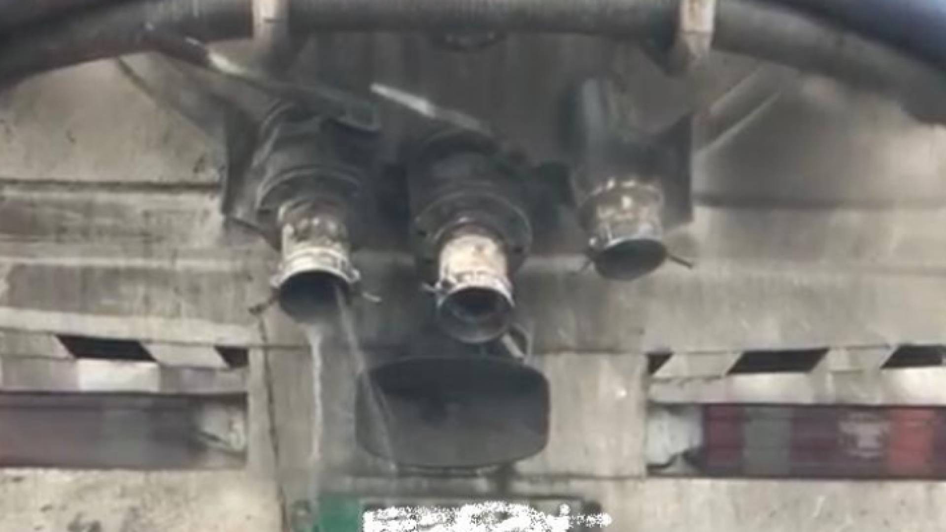 توقيف صاحب صهريج مياه عادمة أفرغ حمولته بشوارع عمان