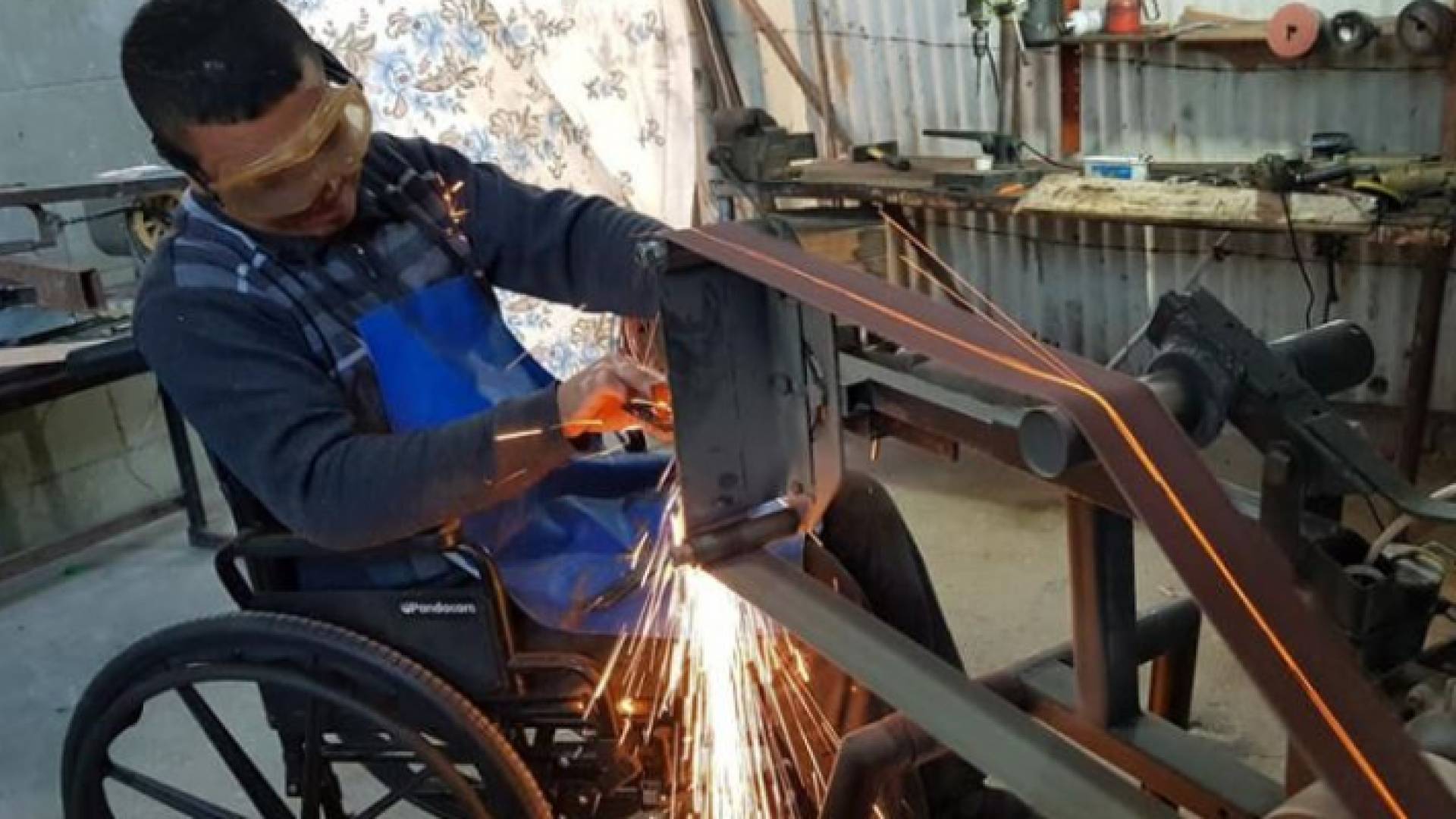 الشاب الفلسطيني جلال أبو حية من قطاع غزة