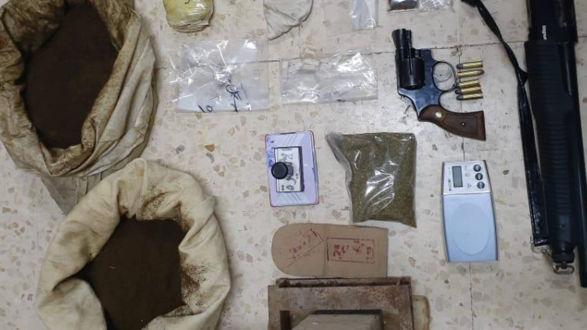 مداهمات أمنية في المفرق والبادية الشمالية