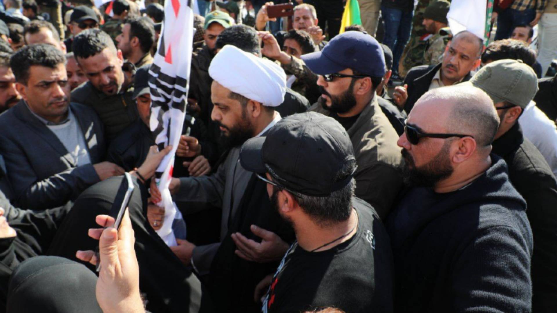 محتجون عراقيون يقتحمون حرم السفارة الأمريكية في بغداد