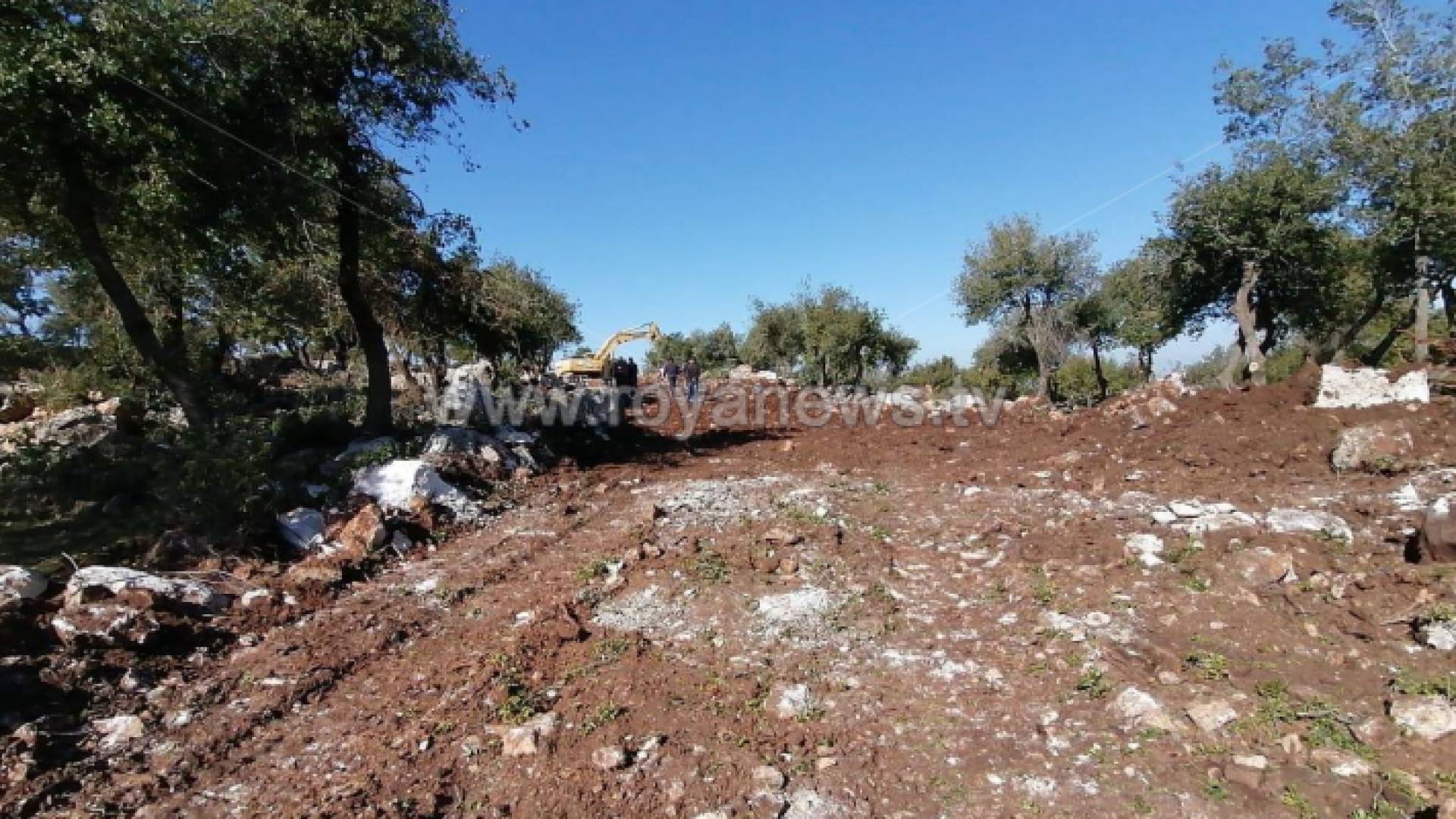 بدء أعمال الحفريات لفتح الطرق لتركيب أبراج تلفريك عجلون