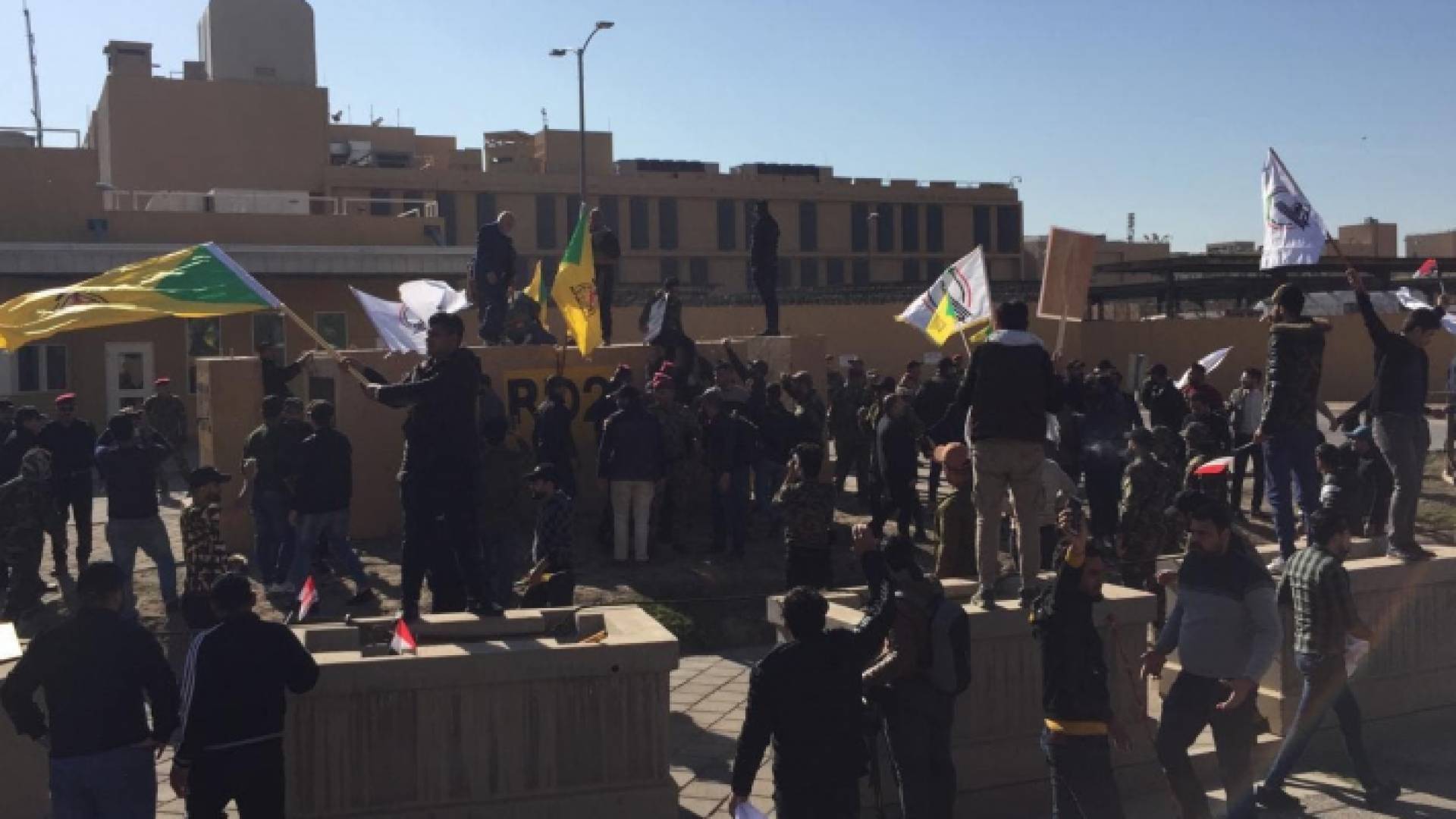 المتظاهرون من محيط السفارة الأمريكية في بغداد