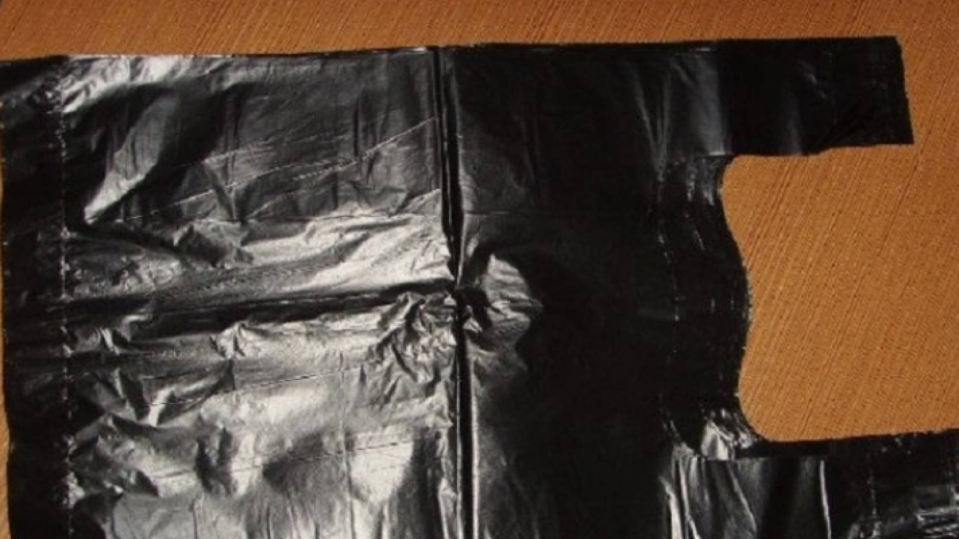 ضبط 300 ربطة أكياس تسوق سوداء مخالفة