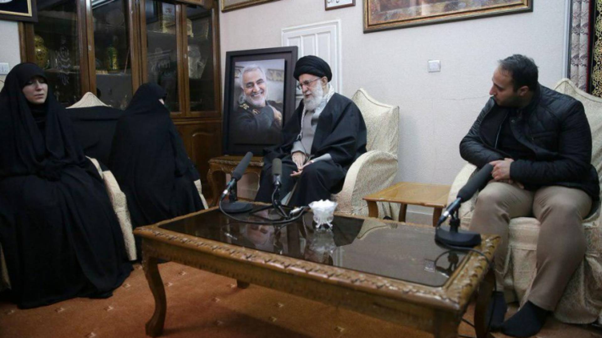 خامنئي يزور منزل سليماني ويلتقي زوجته