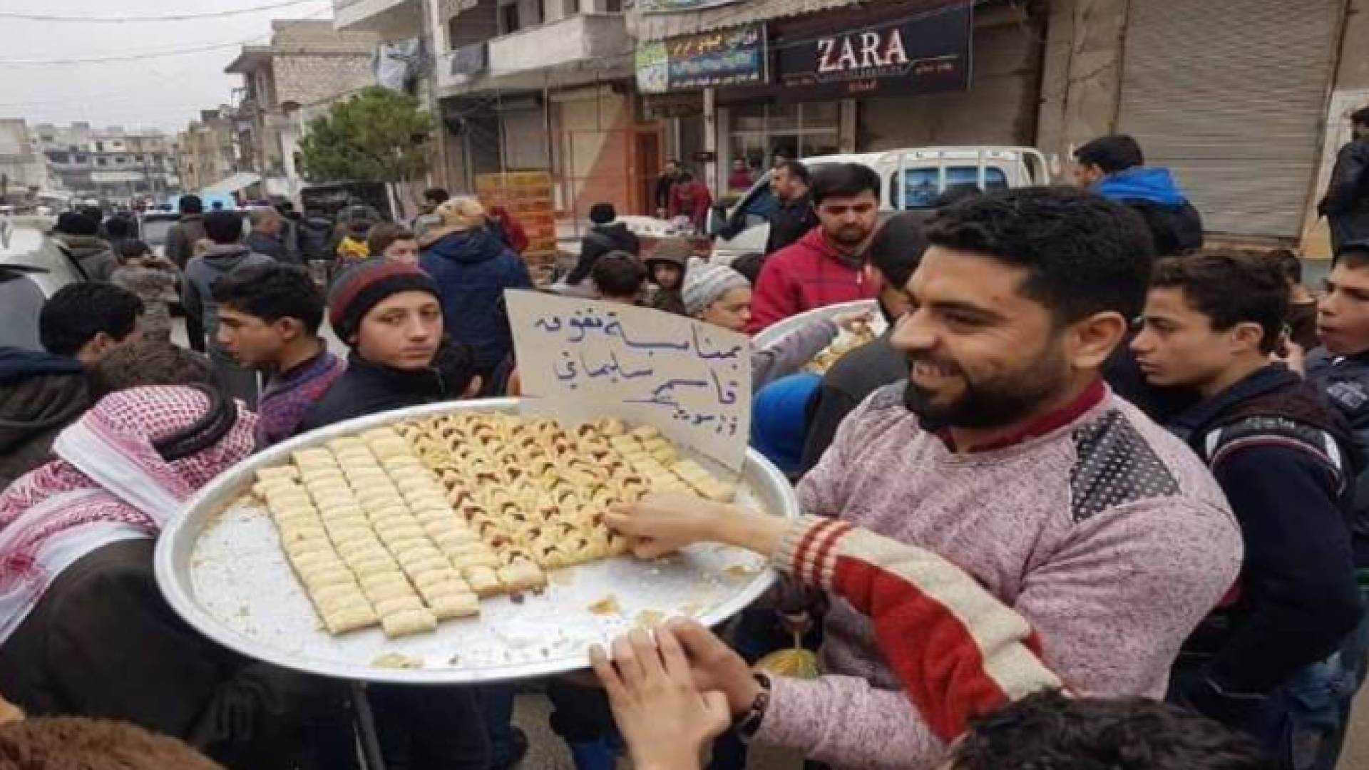 سوريون يوزعون الحلوى احتفالا بمقتل قاسم سليماني