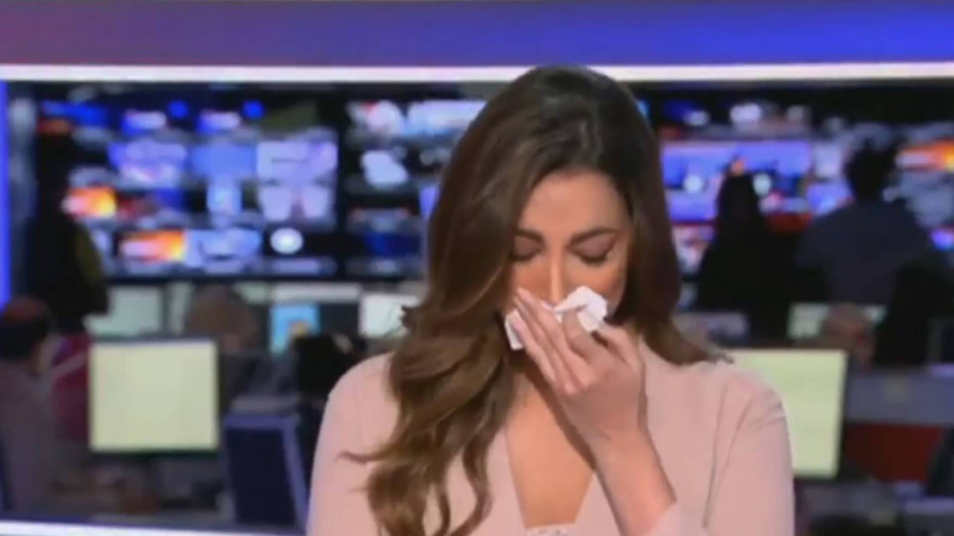 مذيعة "العربية" تنفجر بالبكاء لحظة إعلان وفاة نجوى قاسم