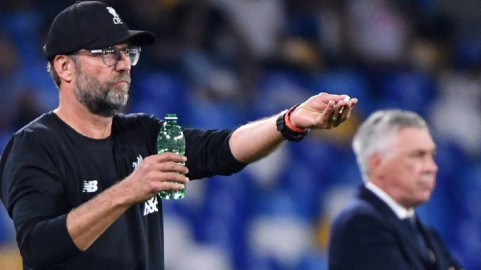 مدرب ليفربول الالماني يورغن كلوب (يسار) الى جانب مدرب ايفرتون الايطالي كارلو انشيلوتي