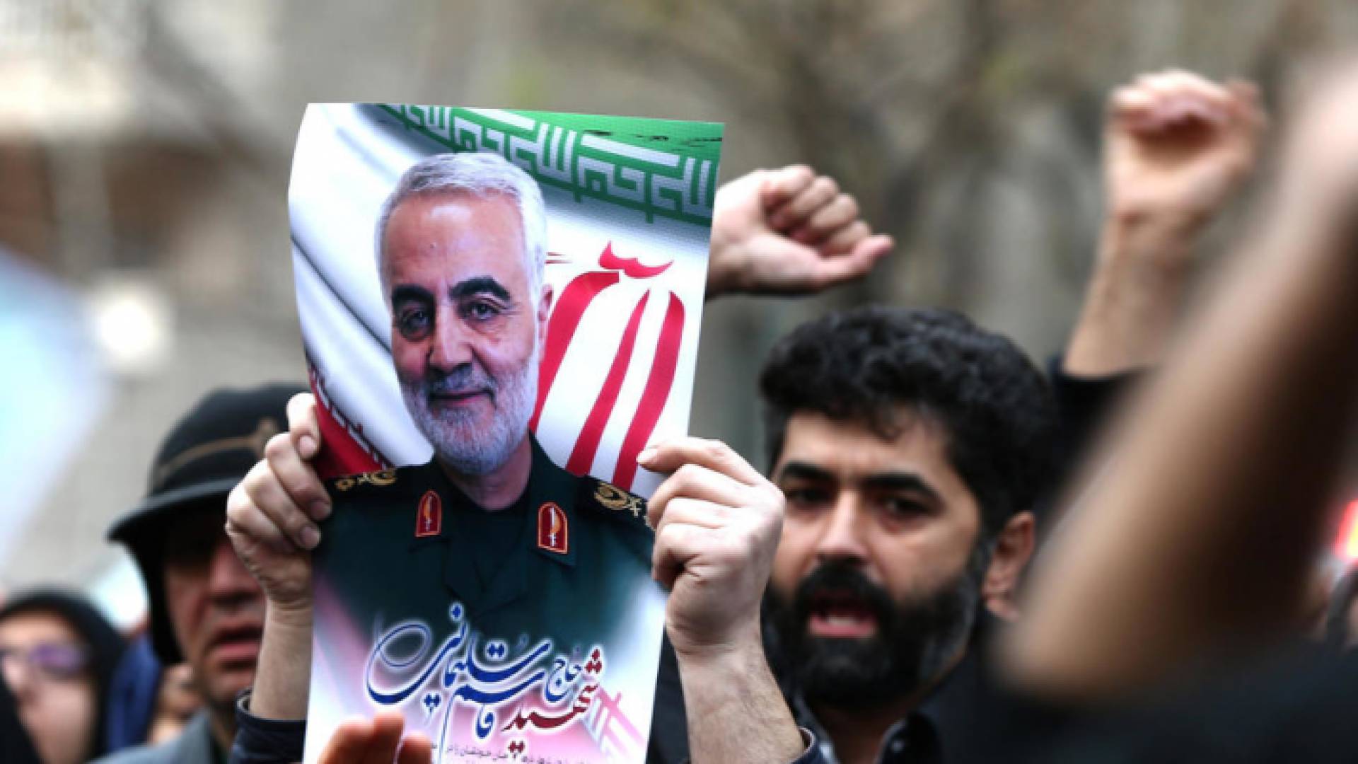 متظاهرون إيرانيون يحملون صور قائد فيلق القدس قاسم سليماني - ا ف ب