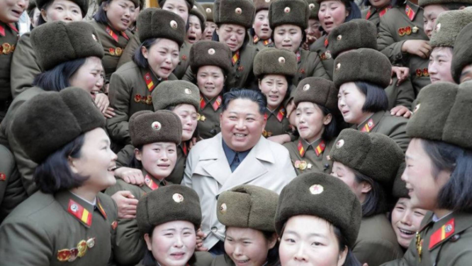 كيم جونغ أون مع عضوات وحدة نسائية في الجيش الكوري.