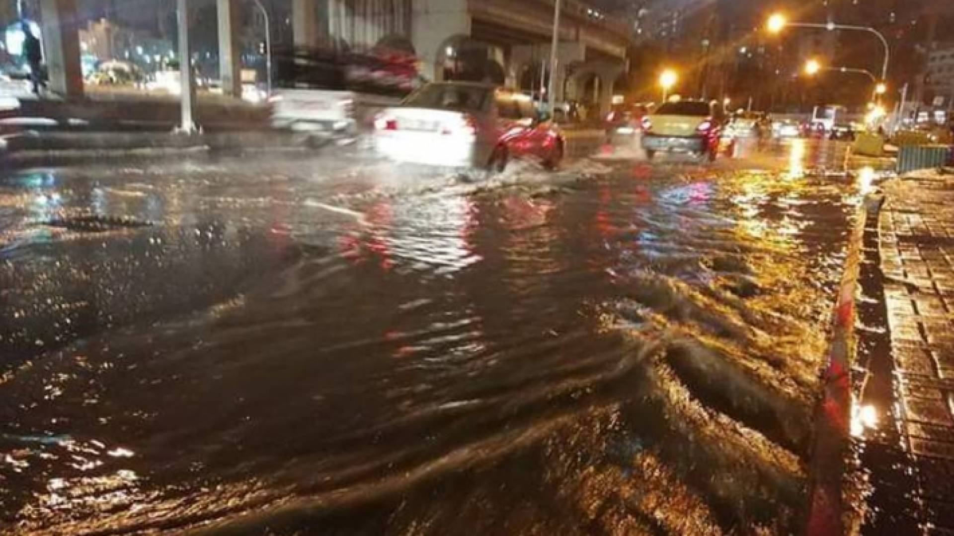 تحذير من ارتفاع منسوب المياه في طرقات العاصمة بسبب غزارة الأمطار