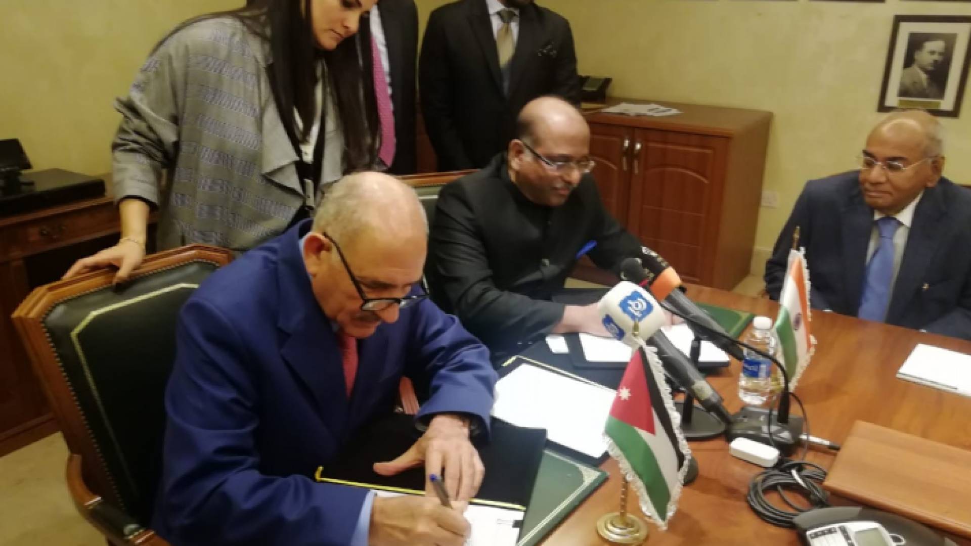 جانب من توقيع الاتفاقية
