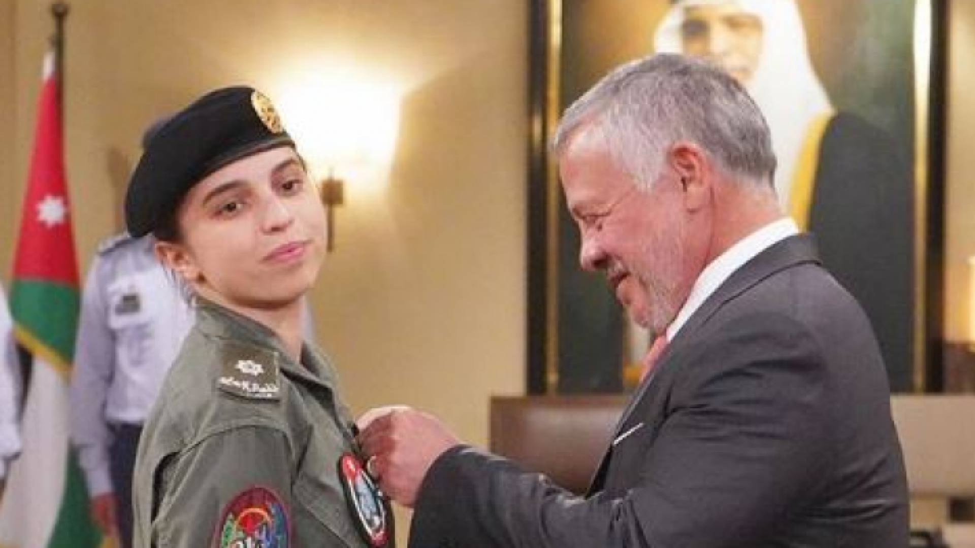 الملك يقلد الأميرة سلمى بنت عبدالله الثاني جناح الطيران