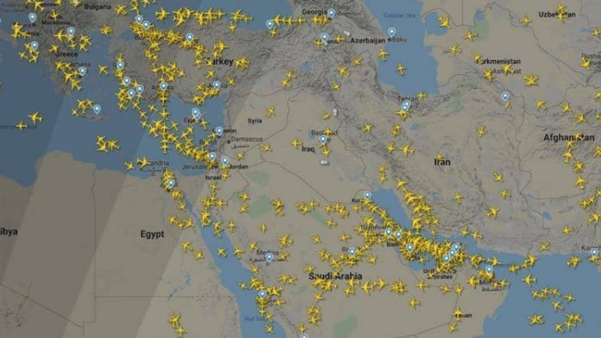 تبدو الأجواء العراقية والإيرانية أقل ازدحاما من أجواء الجوار