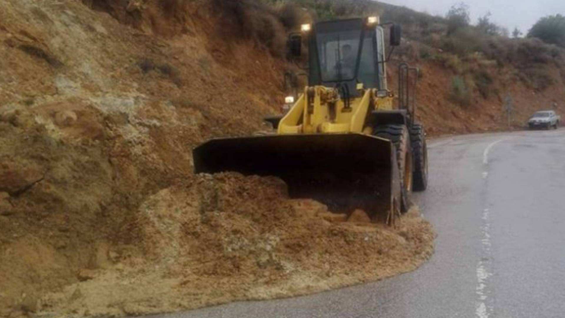 إزالة انهيارات صخور وأتربة طريق برما في جرش