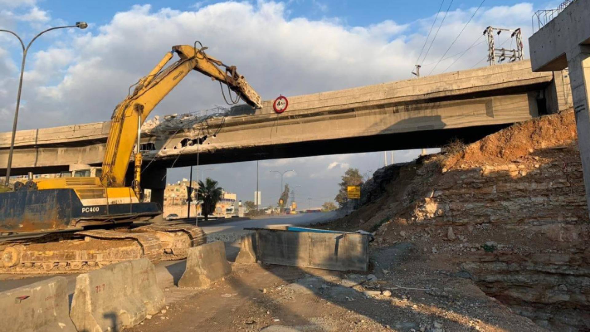 إزالة جسر الحزام على أوتوستراد الزرقاء عمان