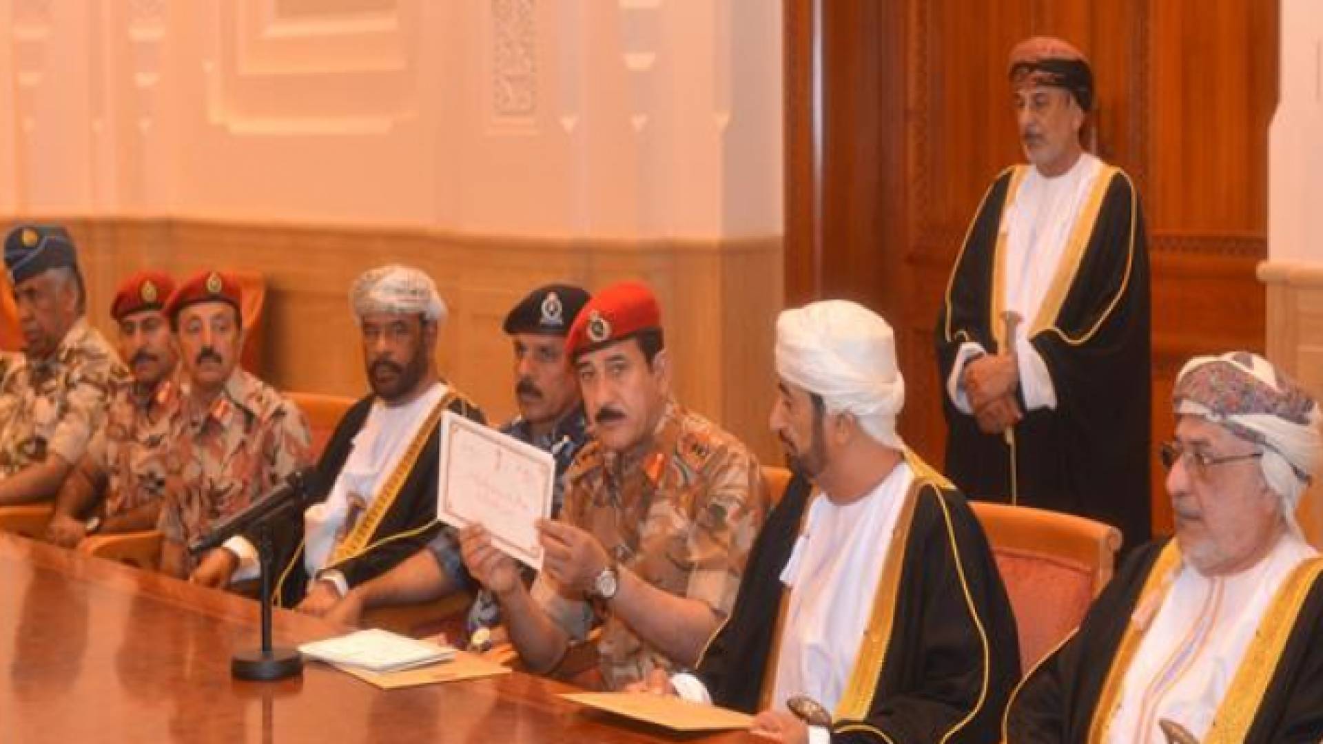 لحظة فتح وإعلان وصية السلطان قابوس