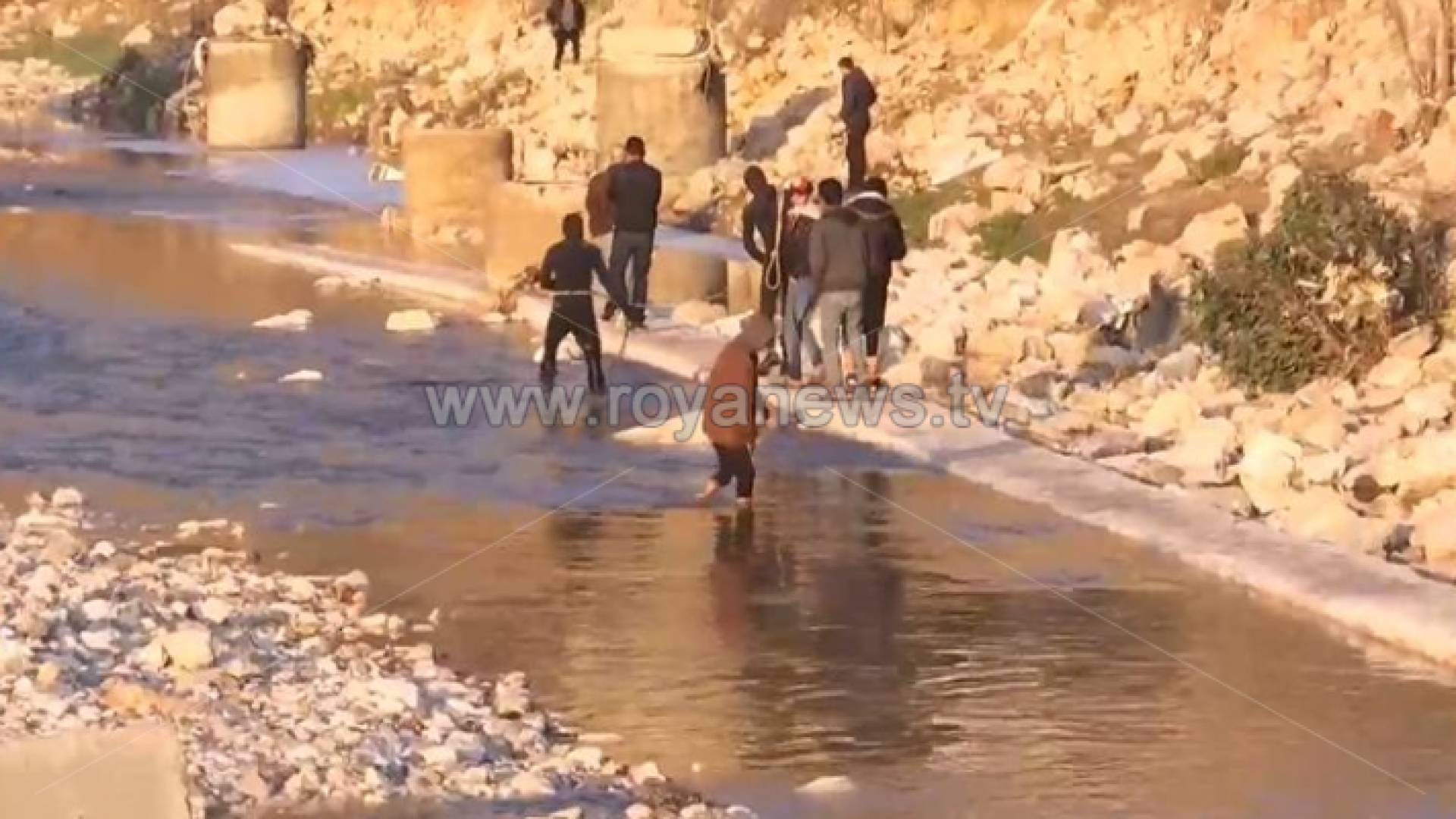 الدفاع المدني يواصل عمليات البحث عن شخص جرفته مياه الأمطار في الزرقاء