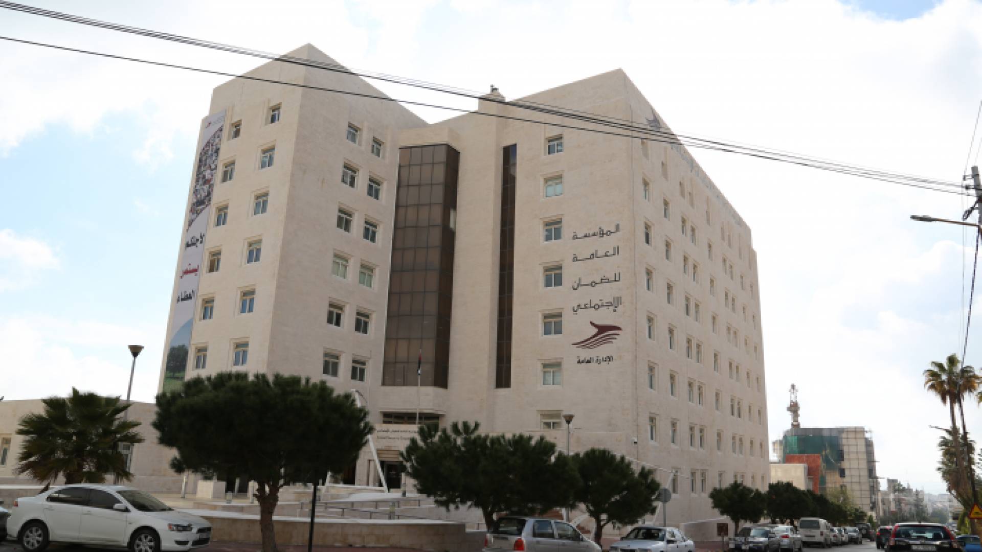 خدمة السحب من رصيد التعطل للتعليم والعلاج مستمرة