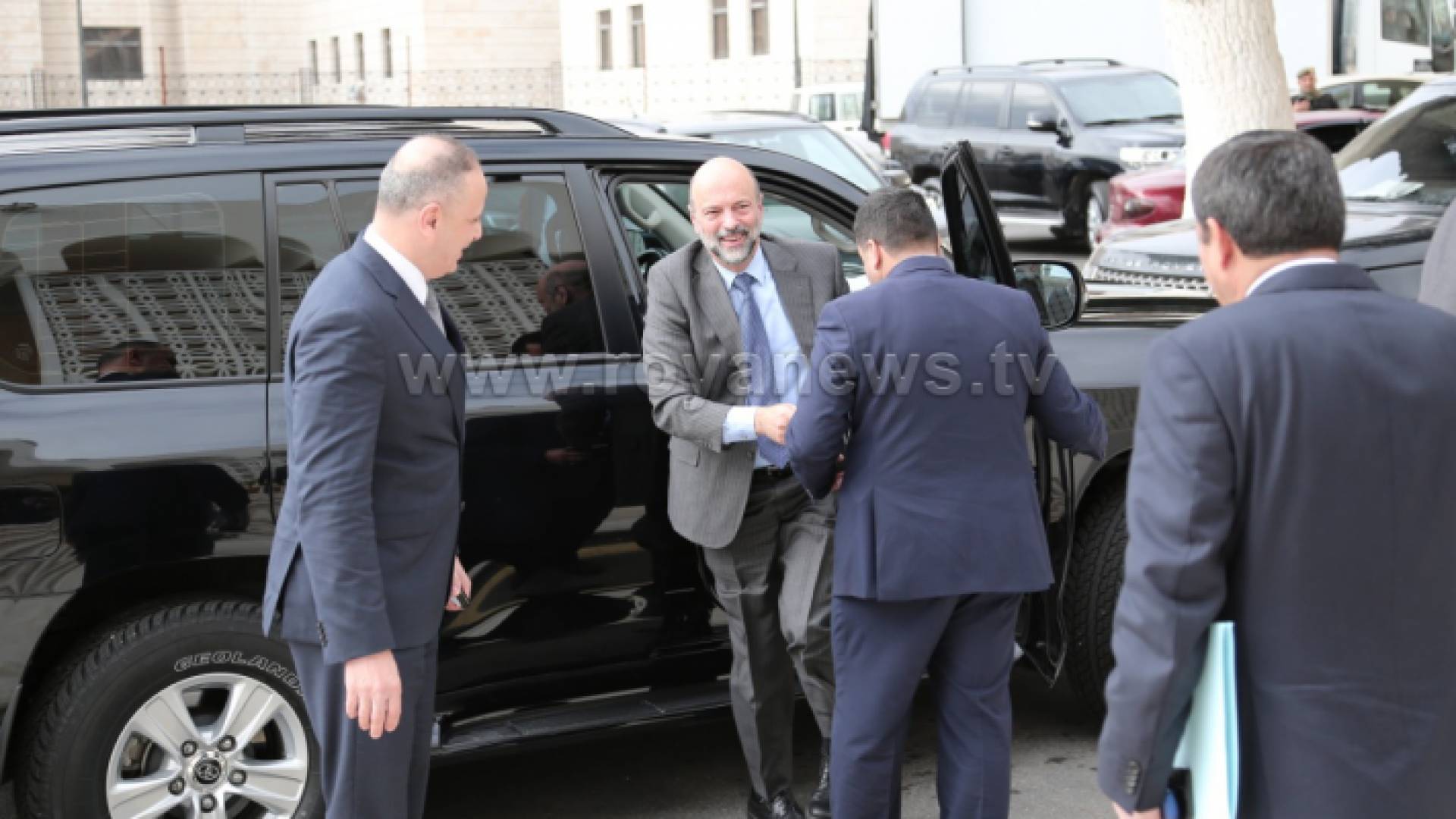 الرزاز لحظة وصوله الى مجلس النواب