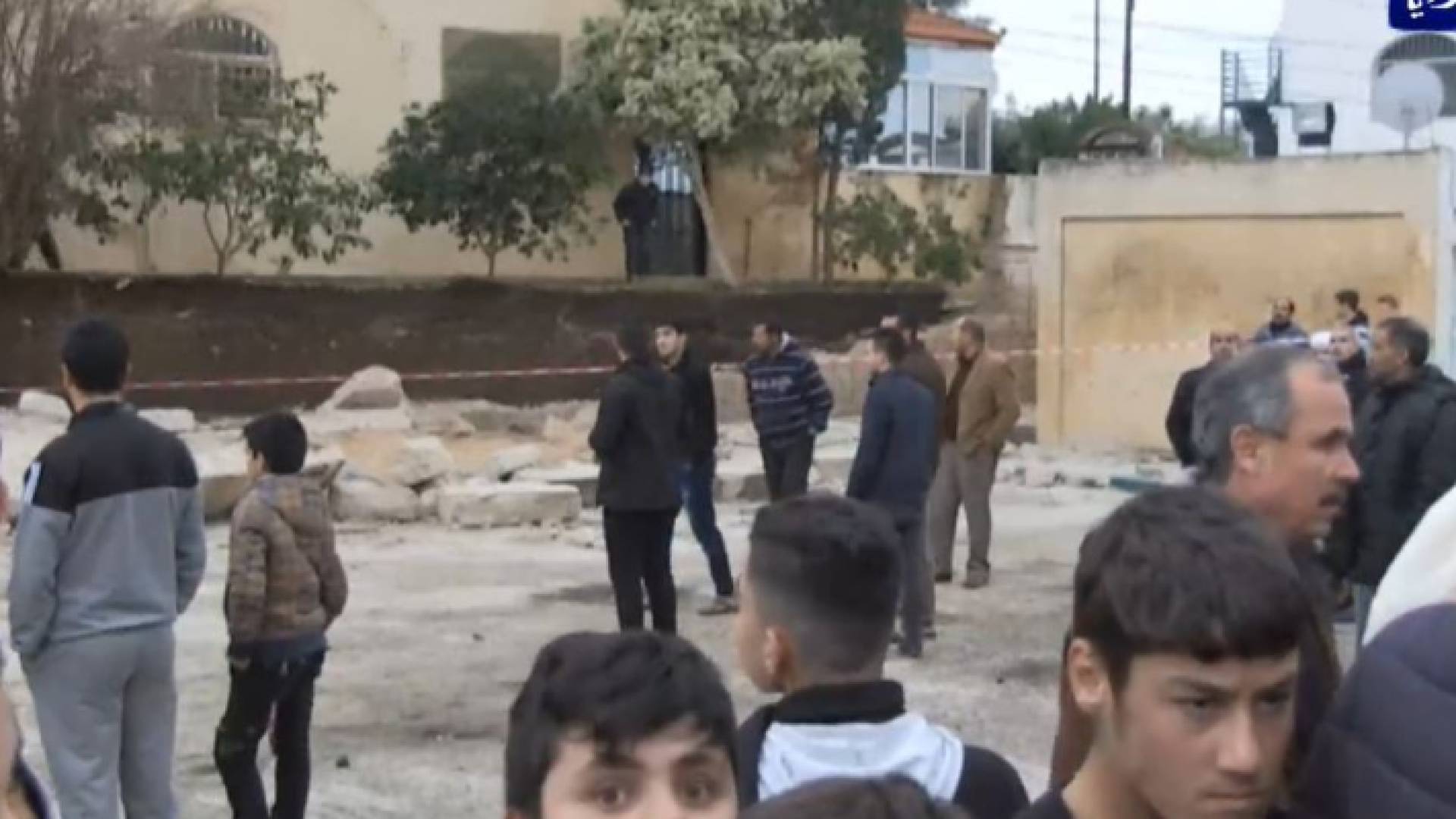 رؤيا تتابع حادثة وفاة ثلاثة أشخاص وإصابة رابع بانهيار سور مدرسة كفر راكب بإربد