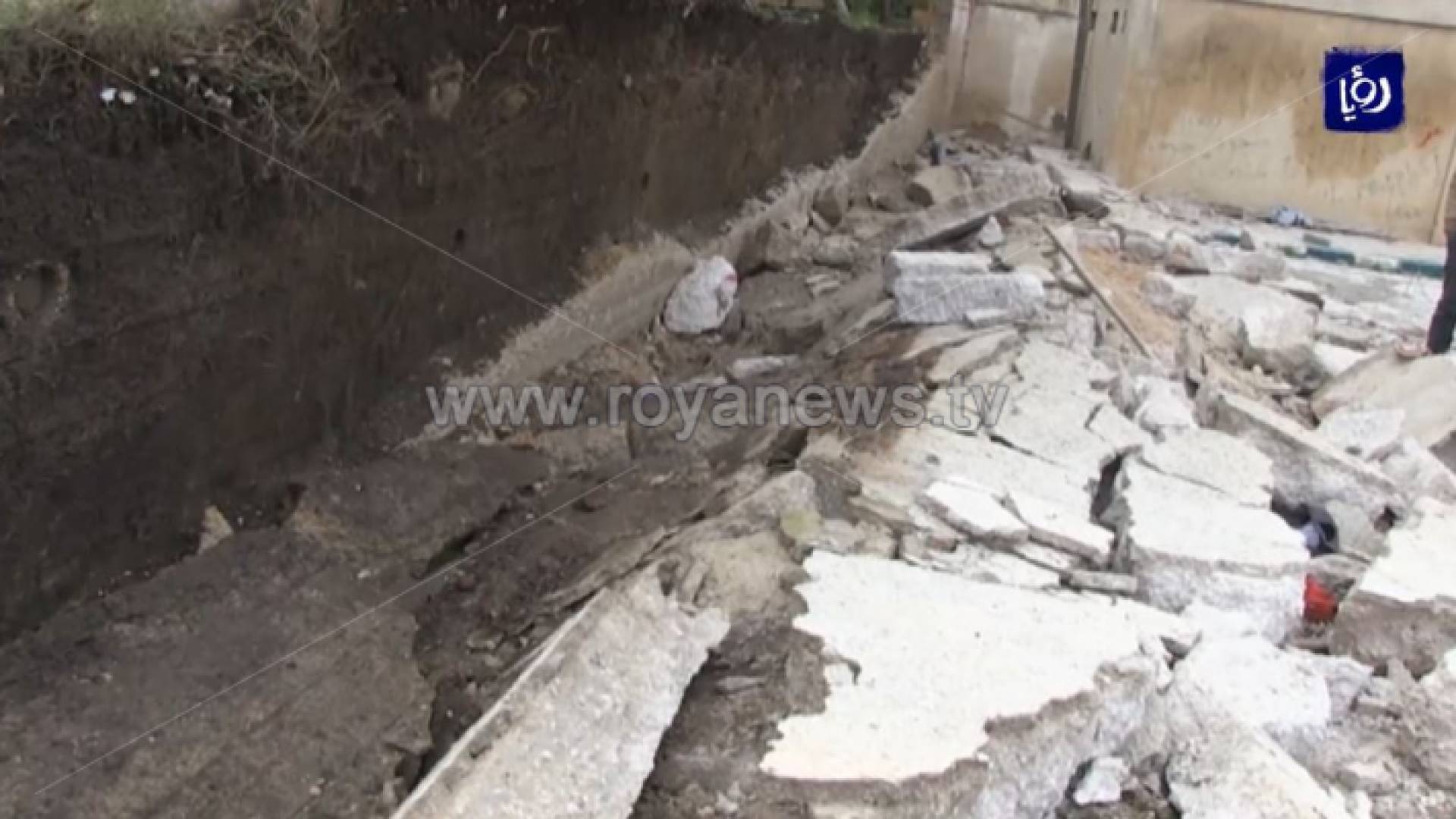 من مكان انهيار السور