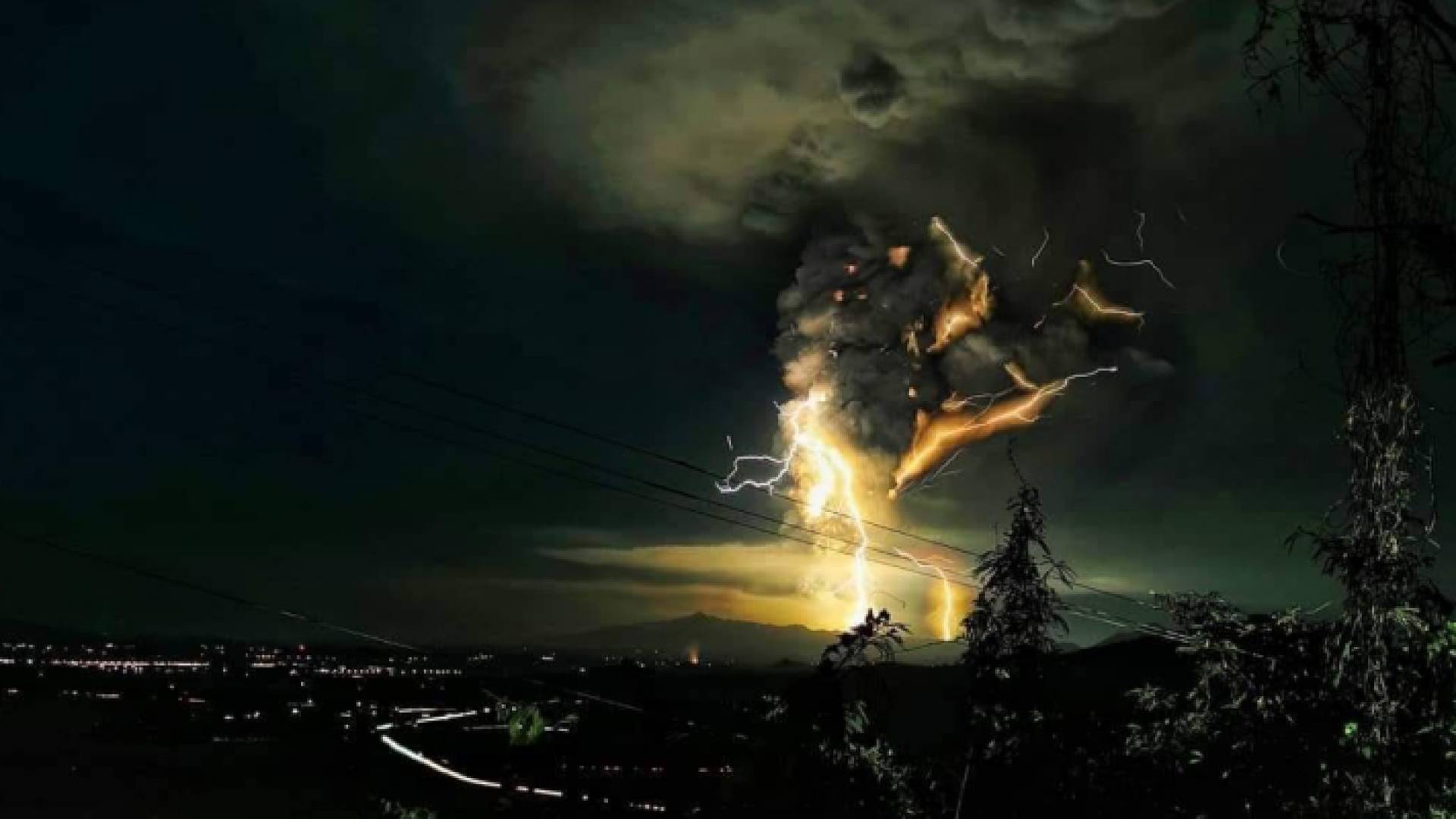 ثوران بركان في الفليبين