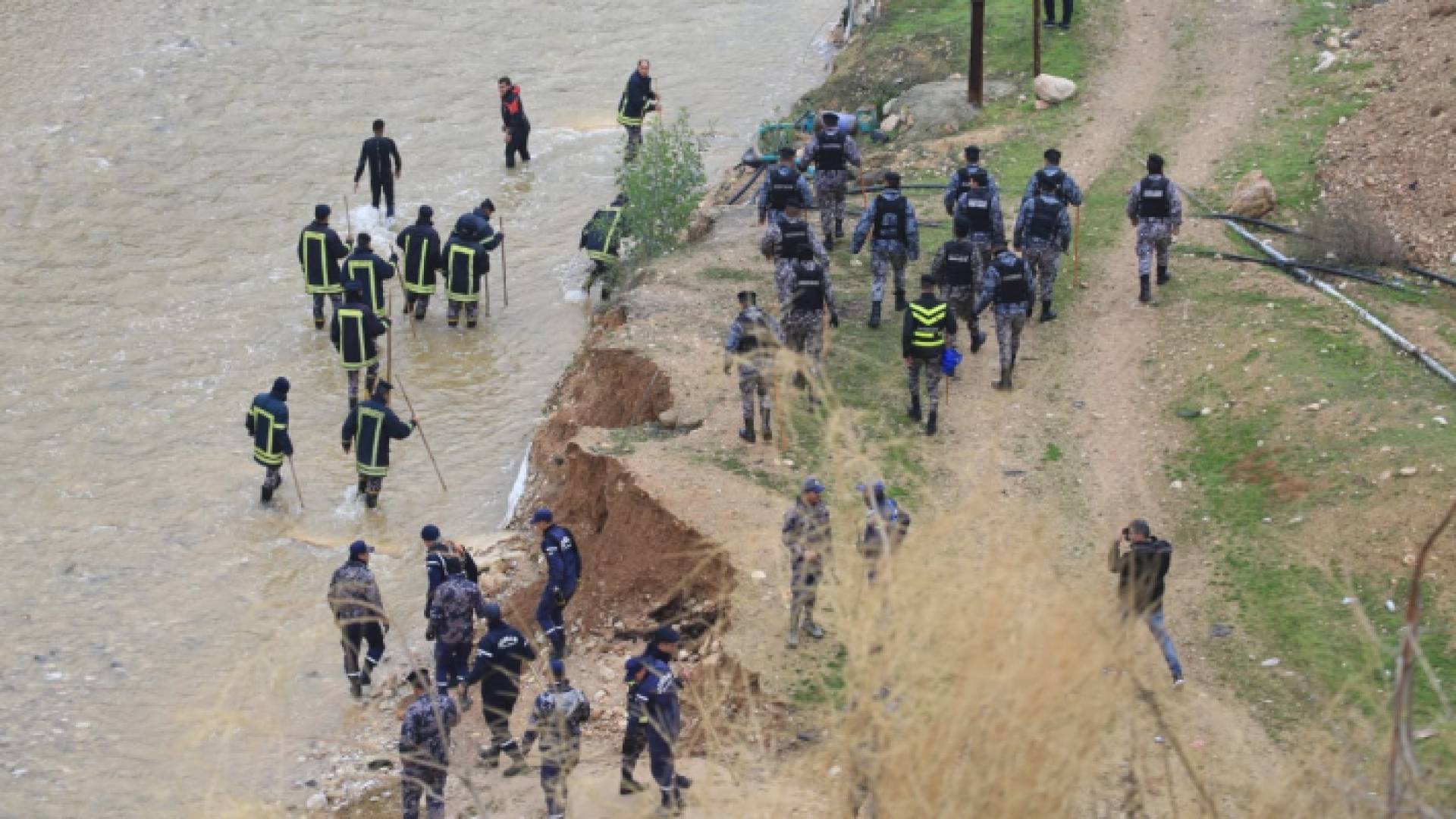 من عمليات البحث عن الشاب المفقود في سيل الزرقاء