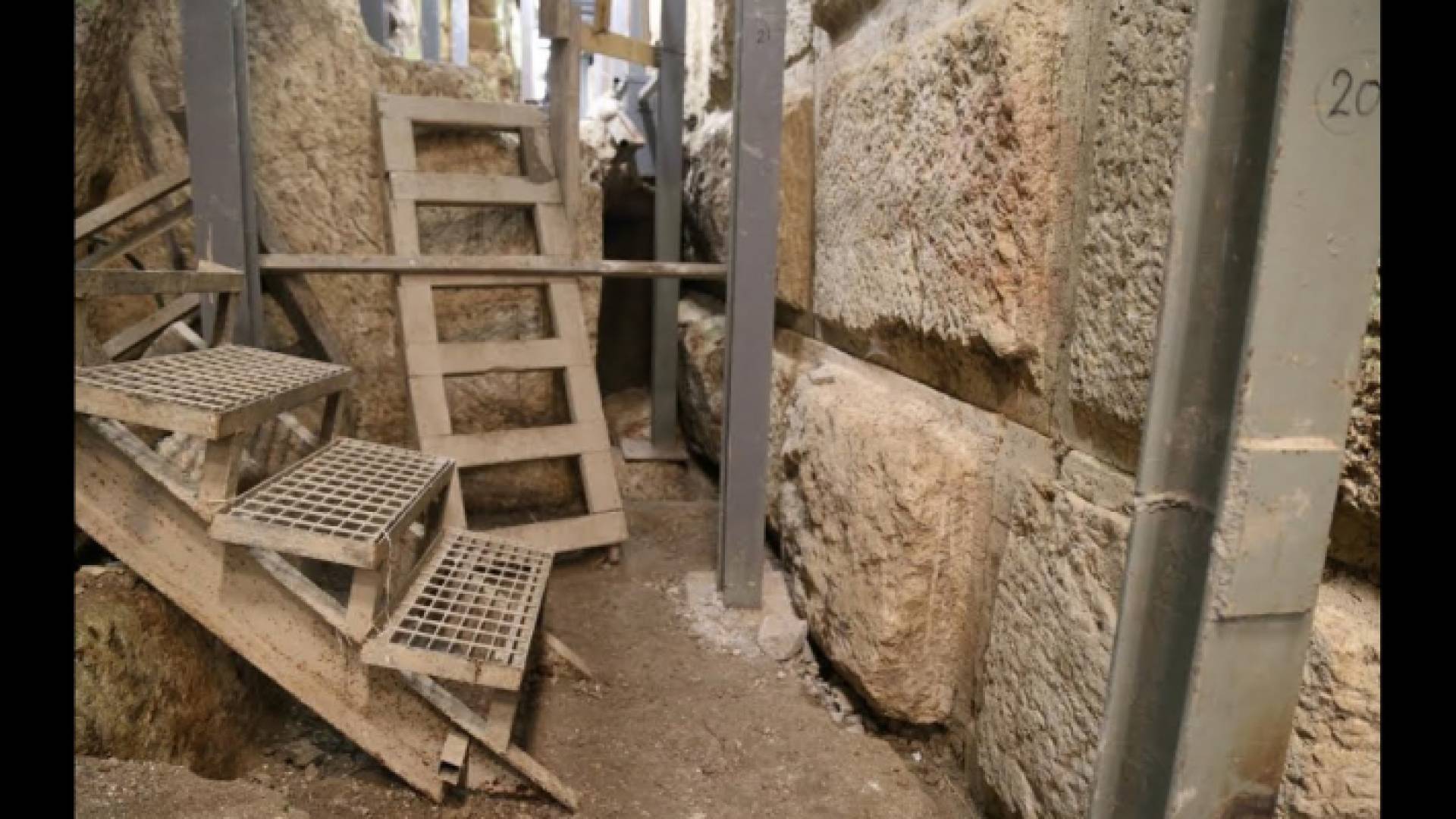 الكابشن: الاحتلال ينفذ حفريات واسعة النطاق لا يكشف عن طبيعتها