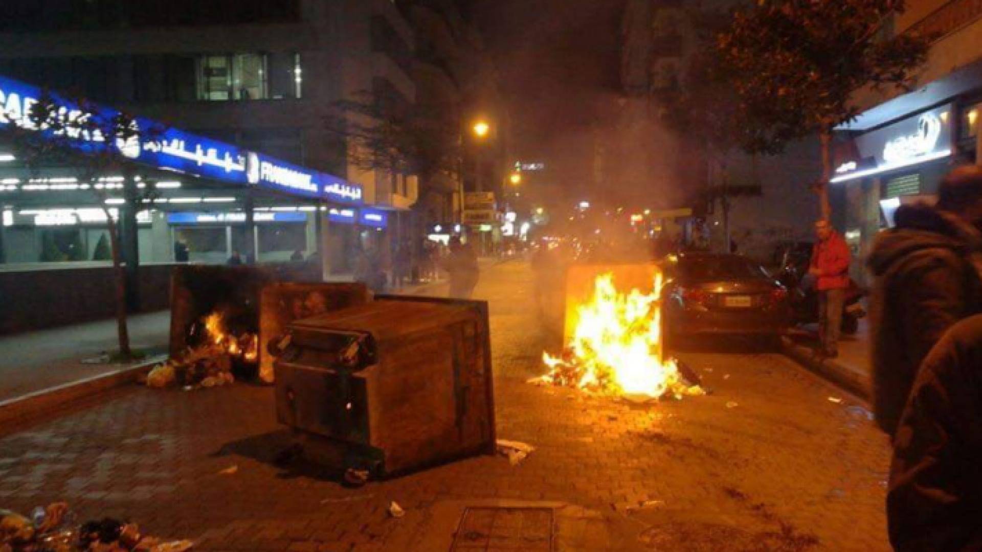 محيط مصرف لبنان يتحول ساحة معركة بين المحتجين وعناصر مكافحة الشغب