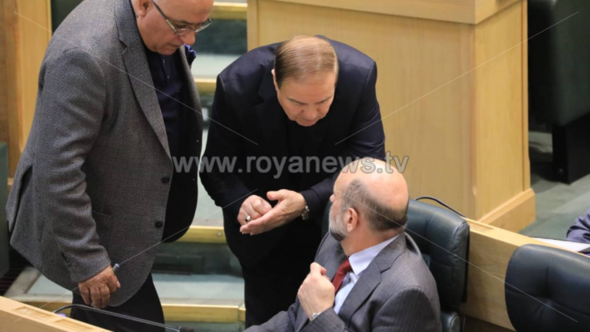 الرزاز قبل مغادرته للجلسة