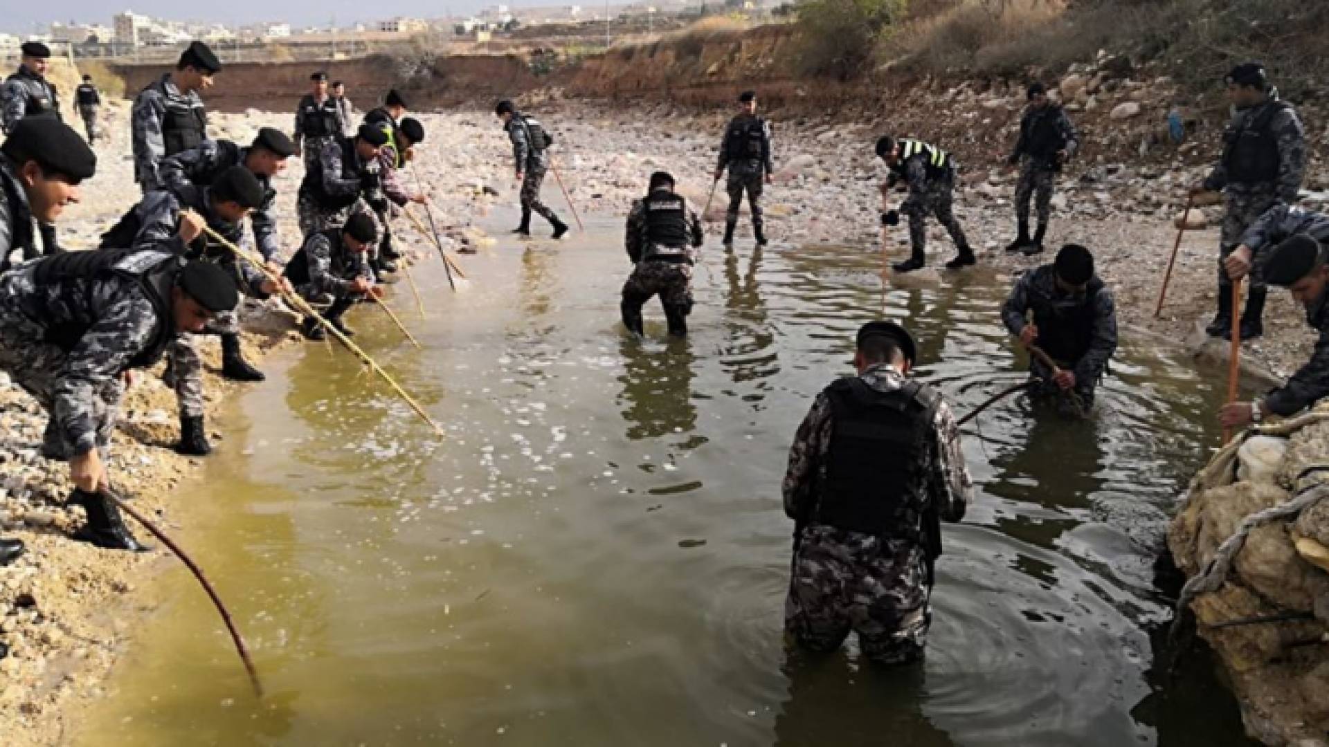 من عمليات البحث عن الشاب المفقود في سيل الزرقاء