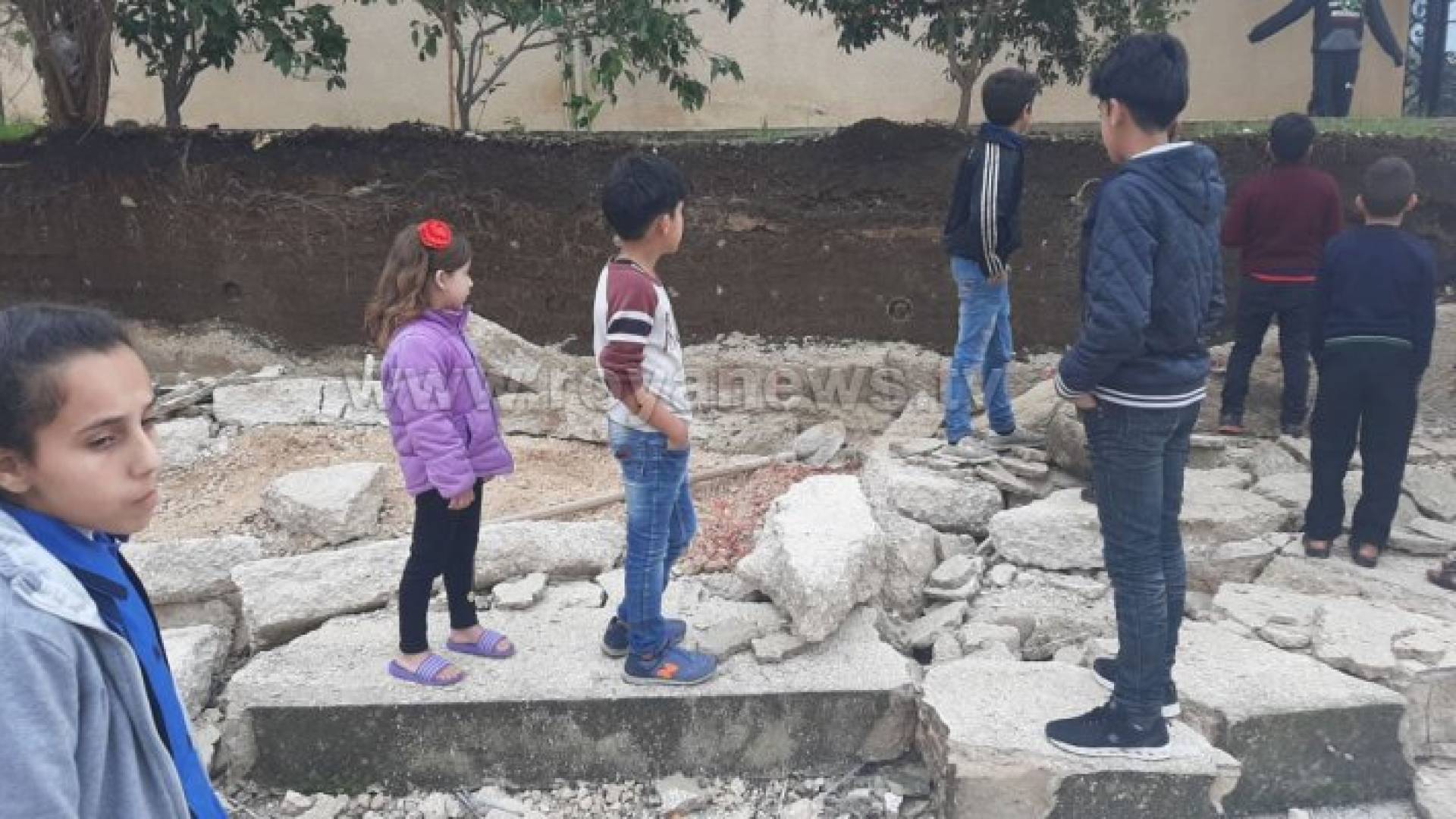 الصورة من مكان الانهيار