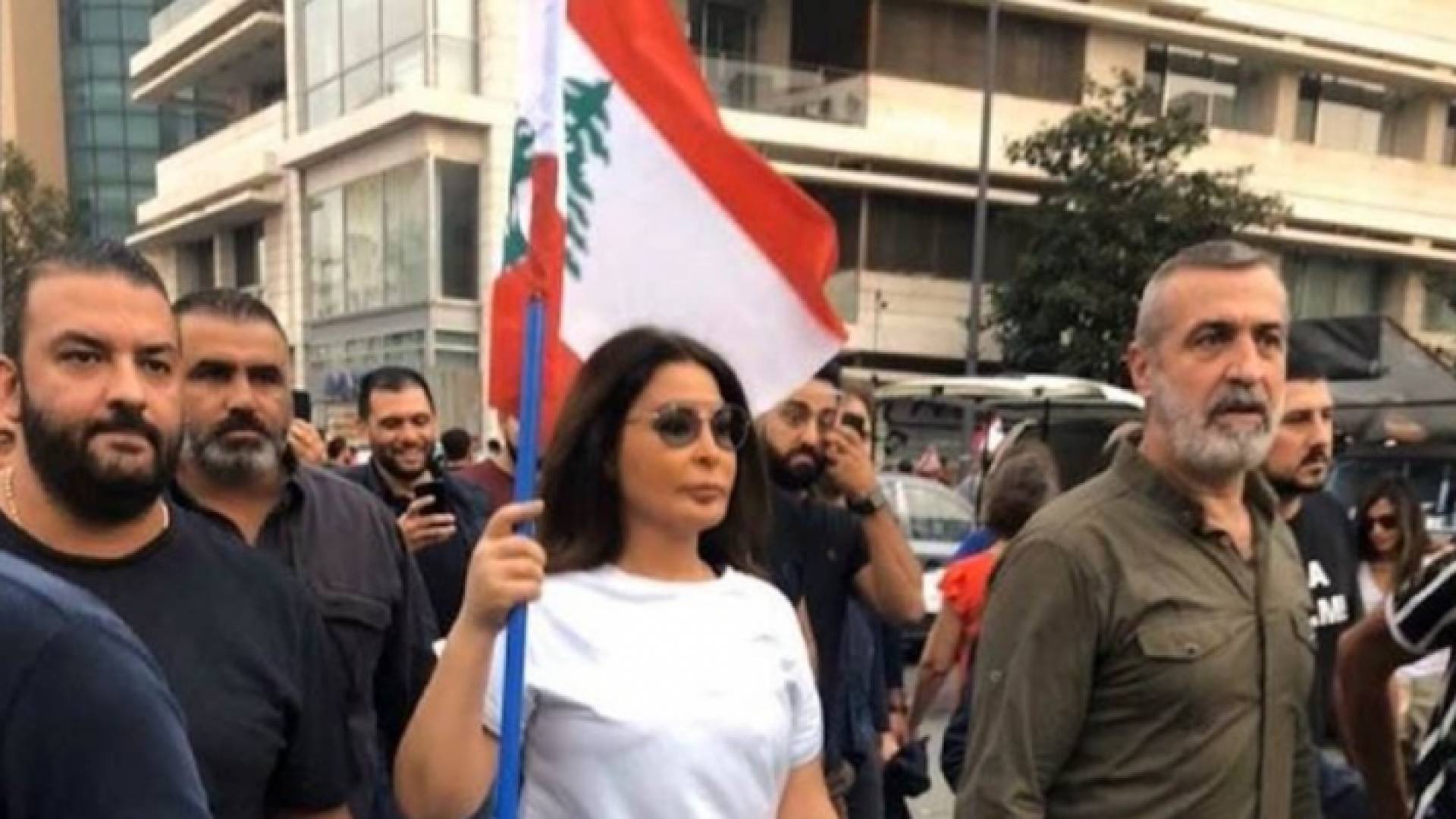 إليسا تعلن تأييدها بقوة لعودة ثورة لبنان