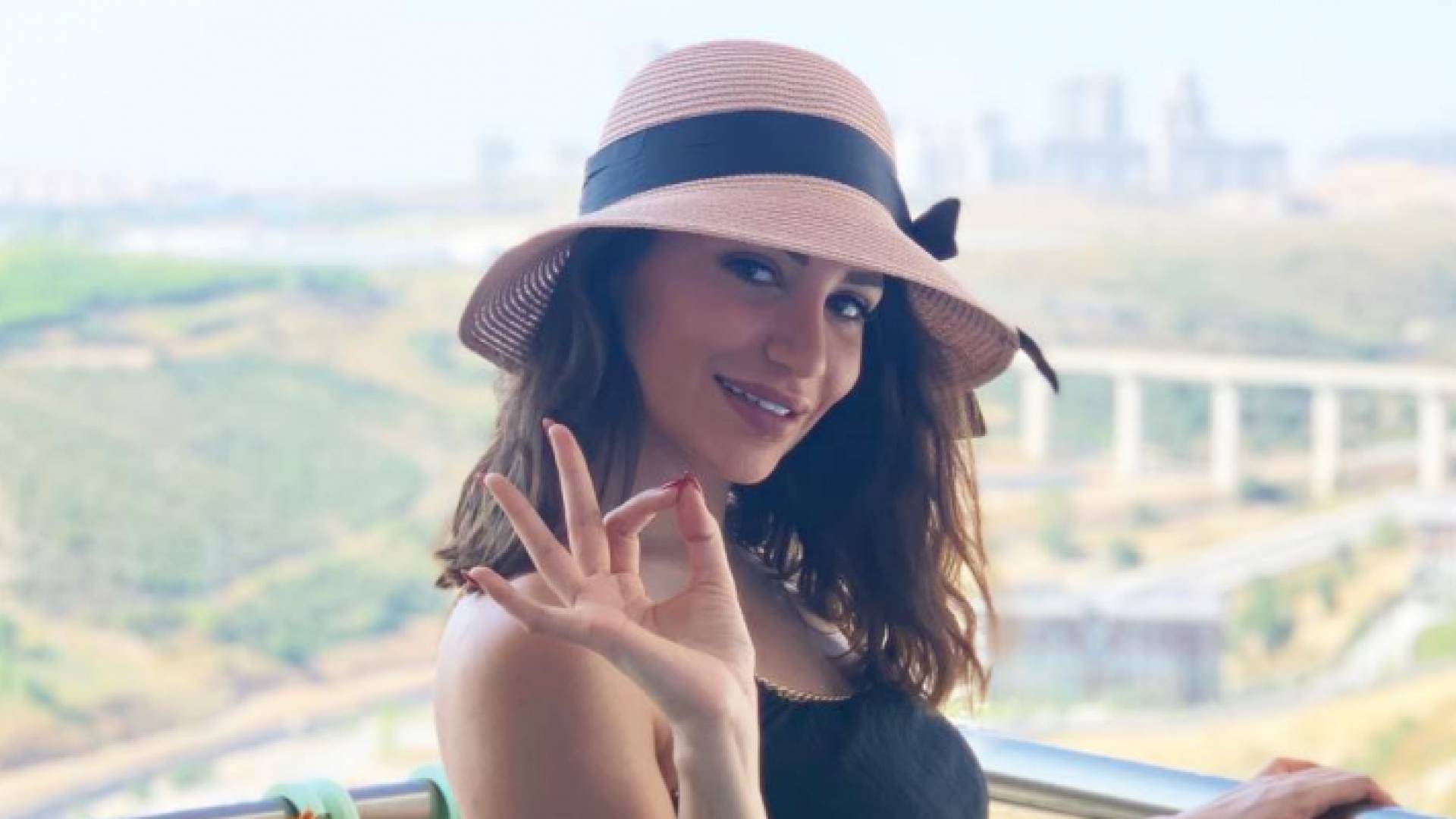 الفنانة السورية سارة نخلة