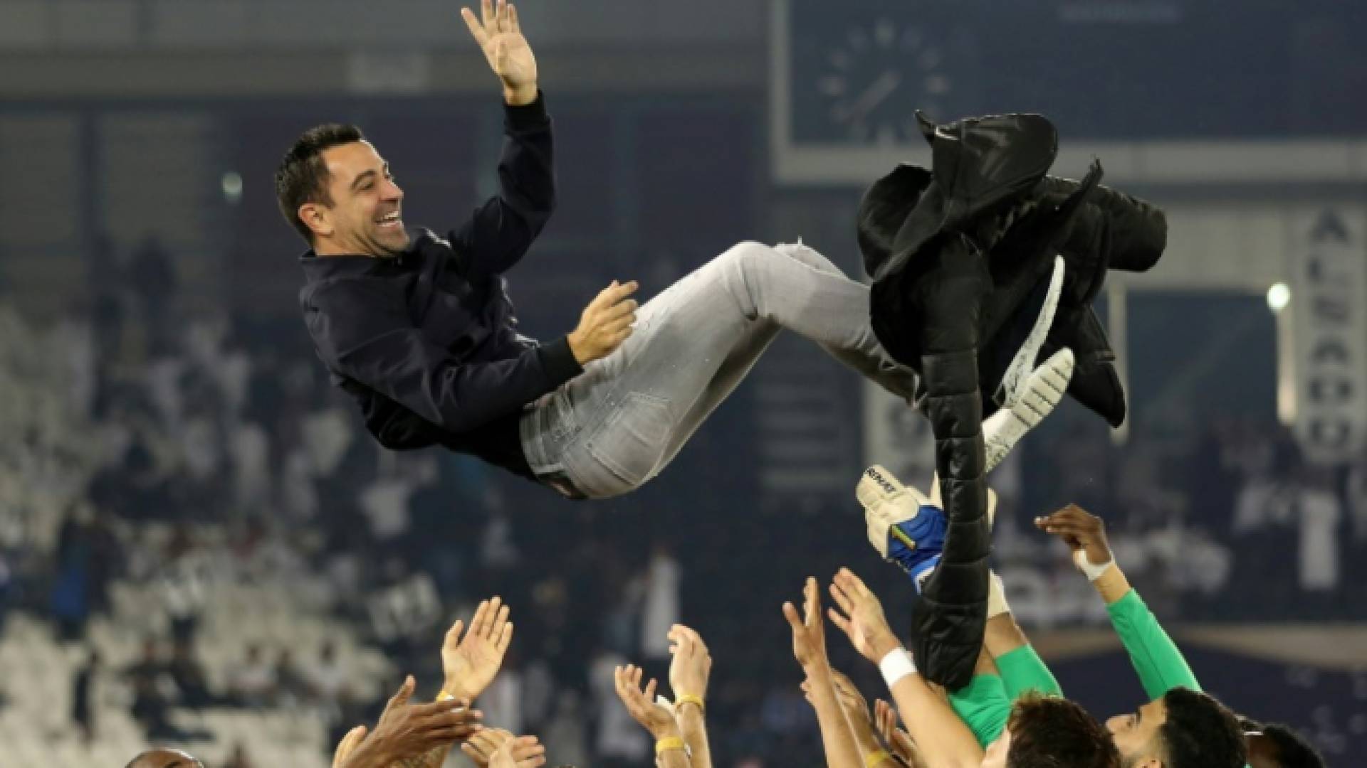 لاعبو السد القطري يحتفون بمدربهم الإسباني تشافي بعد الفوز بلقب كأس قطر